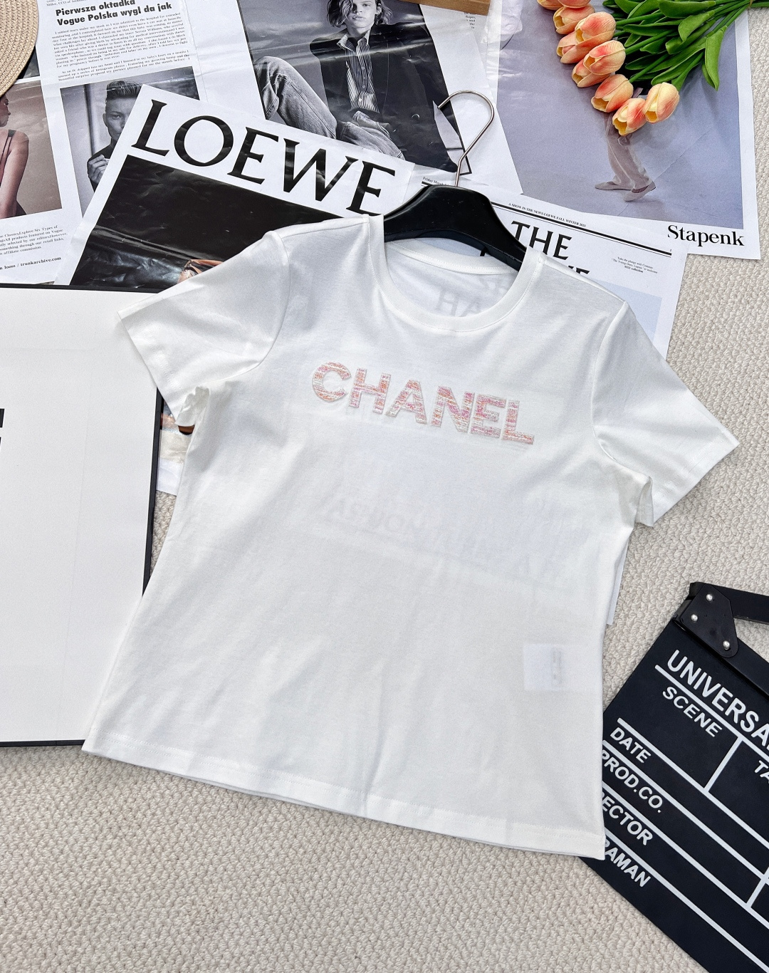 NO:317573,2025SS Spring and Summer New Chanel Champion Embroidery Letters with a sense of atmosphere, the style and tailoring are exquisite and comfortable. Exquisite Contrast Letter Embroidery A very design-like T-Ke Ding cotton fabric, comfortable and breathable, and the contrasting letter embroidery on the chest is fashionable and eye-catching. This model does not have too many designs, and it is very high-end to match with a skirt and jeans!  Summer fashion and age-reducing versatile items!  Two colors, three standards are complete. Size sml, chanel, skirts, jeans, alexander wang198609092025SS春夏新款 Chanel胸前撞色刺绣字母,自带氛围感的,版型剪裁都透着精致又舒适的态度 精致撞色字母刺绣 一款非常有设计感的T 客定全棉面料,舒适透气,胸前撞色字母刺绣时尚醒目,此款没有过多的设计,随便搭配半裙和牛仔裤就很高级！夏日时尚减龄百搭单品！两色出,三标齐全 尺码sml,,chanel,skirts,jeans,alexander wang,Women's clothing