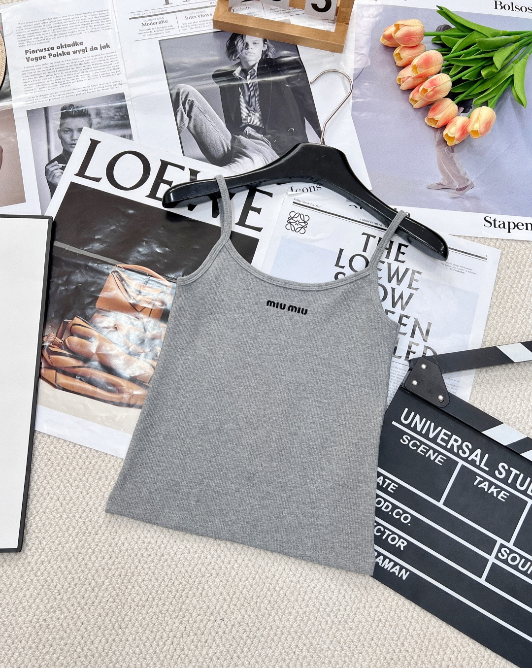 NO:317567,MIUMiU early spring new embroidered logo letter logo knitted suspender. Original custom-developed fabric The embroidered letter logo logo is very exquisitely decorated, comfortable and slim fit, the upper body looks slim and high-end, and the base is superb~ Full texture, eye-catching, fresh and tender, the upper body is gentle and white, the style that covers the secondary breasts, the inner wear is sweet and age-reducing, slim fit and versatile, Size sml,,miumiu,alexander wang19860909MIUMiU 早春新款刺绣logo字母标识针织吊带. 原版定制开发面料 刺绣字母logo徽标装饰非常精致 舒适修身版型,上身显瘦又高级 单穿打底都超绝~ 质感满满 亮眼吸睛 清新显嫩 上身温柔又显白 遮副乳的版型 内搭单穿都 甜美减龄 修身显瘦气质百搭 尺码sml,,miumiu,alexander wang,Women's clothing