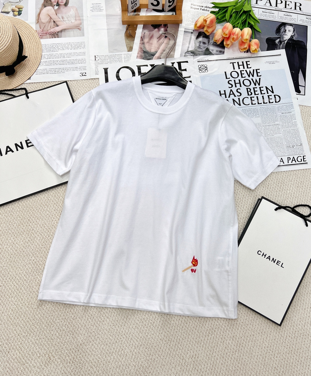 NO:317542,BV's new small match embroidered round neck short-sleeved T-shirt, lightweight pure cotton fabrics and fine cotton fabrics usually have good moisture absorption, breathability, warmth and wear resistance, and are also soft and smooth. Retro fine cotton fabrics have thicker cotton fabrics, with retro style tones, and have fine processing and processing, with excellent texture and performance. Due to the fine processing, the fine cotton fabrics are lighter and thin, soft and comfortable to the touch, and they are very suitable for the skin when worn.  The front is decorated with match pattern embroidery and multi-color needle embroidery. High-quality embroidery threads with bright colors, soft texture and not easy to fade should be selected for embroidery. By embroidery with different colors of embroidery threads on the fabric, a rich and colorful and distinctive pattern effect is created. Needle embroidery itself is a delicate needle method to ensure the clarity and delicateness of the pattern. The embroidery thread should be selected for high-quality embroidery threads with bright colors, soft texture and not easy to fade. Cuff hidden letter embroidery and three-dimensional letter pattern. The biggest feature of the needle embroidery process lies in its fineness. Each needle is closely connected to form dense stitches to ensure clear edges of the letter pattern and smooth lines, while giving the embroidery a high sense of three-dimensionality and texture.  The round neck short-sleeved style features are reflected in the precise tailoring, smooth lines, unique neckline design and natural shoulder processing. It can highlight the wearer's shoulder lines without limiting freedom of movement, making clothes comfortable to wear. The same style for men and women, three-standard products are available in large quantities. Size xssml, bottega veneta, T-shirt,tees, t-shirt, alexander wang19860909BV 新款小火柴绣花圆领短袖T恤,轻盈质地纯棉质面料、精棉面料通常具有较好的吸湿性、透气性、保暖性和耐磨性,同时也比较柔软和光滑.复古精棉面料比较厚实的棉质面料,具有复古风格的色调,同时经过精细加工和处理,具有优良的质地和性能.由于经过了精细加工,精棉面料的质地比较轻薄,手感柔软舒适,穿着起来非常贴合皮肤. 正面饰有火柴图案刺绣、多色插针绣是一种精细且富有创意的刺绣技法,应选择色彩鲜艳、质地柔软、不易褪色的优质绣线进行绣制.通过在织物上以不同颜色的绣线进行插针绣制,创造出丰富多彩、层次分明的图案效果.插针绣本身就是一种细腻的针法,保证图案的清晰度和细腻度.绣线则应选择色彩鲜艳、质地柔软、不易褪色的优质绣线. 袖口隐藏式字母刺绣、立体的字母图案.挨针绣工艺的最大特点在于其精细度.每一针都紧密相连,形成密集的针脚,确保字母图案的边缘清晰、线条流畅,同时赋予绣品高度的立体感和质感. 圆领短袖版型特点体现在剪裁精准、线条流畅、领口设计独特、肩部处理自然.即能够凸显穿着者的肩部线条,又不会限制活动自由度,使得衣物在穿着舒适.男女同款,三标齐全大货出 尺码xssml,,bottega veneta,T-shirt,tees，t-shirt,alexander wang,Women's clothing