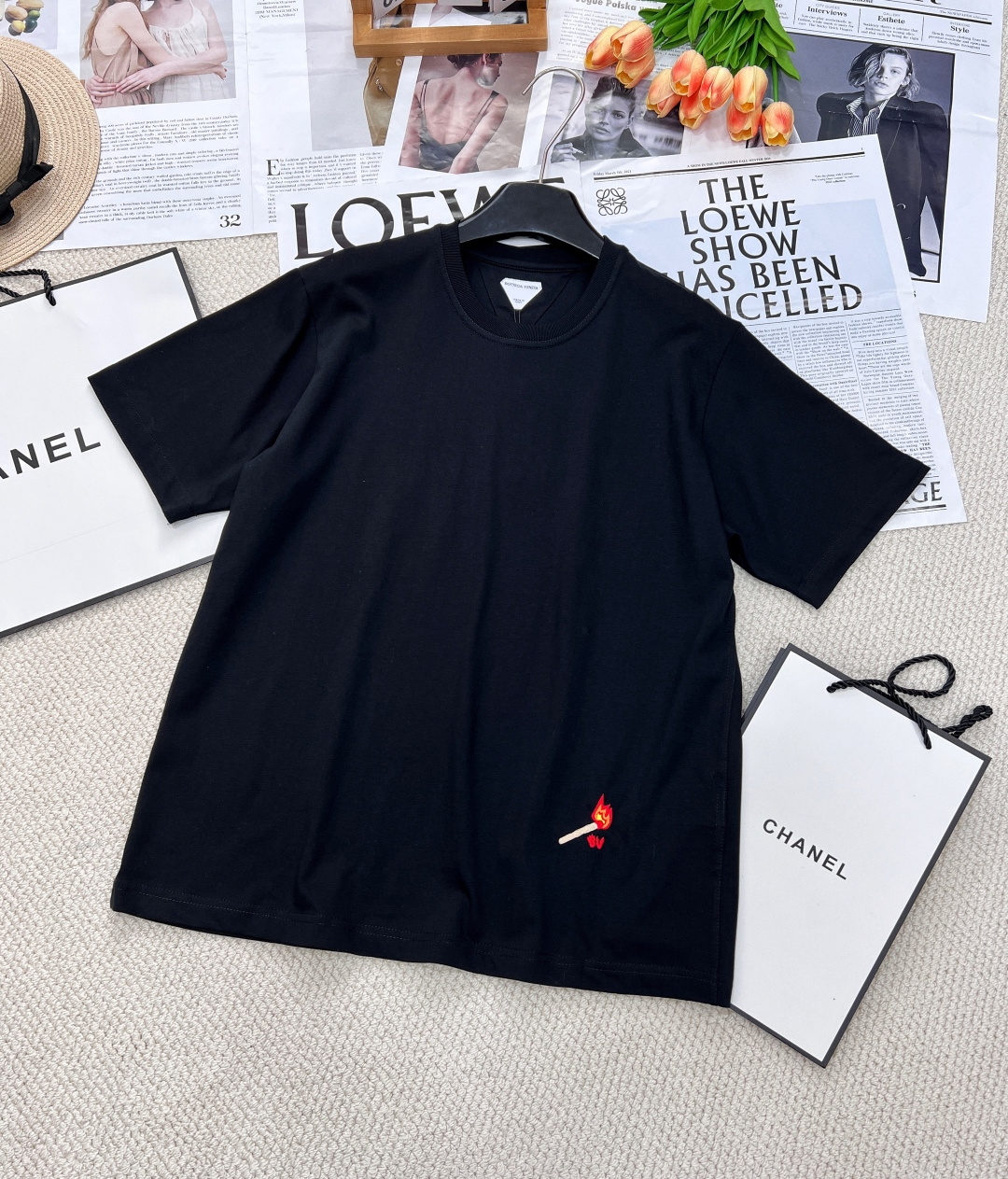 NO:317538,BV's new small match embroidered round neck short-sleeved T-shirt, lightweight pure cotton fabrics and fine cotton fabrics usually have good moisture absorption, breathability, warmth and wear resistance, and are also soft and smooth. Retro fine cotton fabrics have thicker cotton fabrics, with retro style tones, and have fine processing and processing, with excellent texture and performance. Due to the fine processing, the fine cotton fabrics are lighter and thin, soft and comfortable to the touch, and they are very suitable for the skin when worn.  The front is decorated with match pattern embroidery and multi-color needle embroidery. High-quality embroidery threads with bright colors, soft texture and not easy to fade should be selected for embroidery. By embroidery with different colors of embroidery threads on the fabric, a rich and colorful and distinctive pattern effect is created. Needle embroidery itself is a delicate needle method to ensure the clarity and delicateness of the pattern. The embroidery thread should be selected for high-quality embroidery threads with bright colors, soft texture and not easy to fade. Cuff hidden letter embroidery and three-dimensional letter pattern. The biggest feature of the needle embroidery process lies in its fineness. Each needle is closely connected to form dense stitches to ensure clear edges of the letter pattern and smooth lines, while giving the embroidery a high sense of three-dimensionality and texture.  The round neck short-sleeved style features are reflected in the precise tailoring, smooth lines, unique neckline design and natural shoulder processing. It can highlight the wearer's shoulder lines without limiting freedom of movement, making clothes comfortable to wear. The same style for men and women, three-standard products are available in large quantities. Size xssml, bottega veneta, T-shirt,tees, t-shirt, alexander wang19860909BV 新款小火柴绣花圆领短袖T恤,轻盈质地纯棉质面料、精棉面料通常具有较好的吸湿性、透气性、保暖性和耐磨性,同时也比较柔软和光滑.复古精棉面料比较厚实的棉质面料,具有复古风格的色调,同时经过精细加工和处理,具有优良的质地和性能.由于经过了精细加工,精棉面料的质地比较轻薄,手感柔软舒适,穿着起来非常贴合皮肤. 正面饰有火柴图案刺绣、多色插针绣是一种精细且富有创意的刺绣技法,应选择色彩鲜艳、质地柔软、不易褪色的优质绣线进行绣制.通过在织物上以不同颜色的绣线进行插针绣制,创造出丰富多彩、层次分明的图案效果.插针绣本身就是一种细腻的针法,保证图案的清晰度和细腻度.绣线则应选择色彩鲜艳、质地柔软、不易褪色的优质绣线. 袖口隐藏式字母刺绣、立体的字母图案.挨针绣工艺的最大特点在于其精细度.每一针都紧密相连,形成密集的针脚,确保字母图案的边缘清晰、线条流畅,同时赋予绣品高度的立体感和质感. 圆领短袖版型特点体现在剪裁精准、线条流畅、领口设计独特、肩部处理自然.即能够凸显穿着者的肩部线条,又不会限制活动自由度,使得衣物在穿着舒适.男女同款,三标齐全大货出 尺码xssml,,bottega veneta,T-shirt,tees，t-shirt,alexander wang,Women's clothing