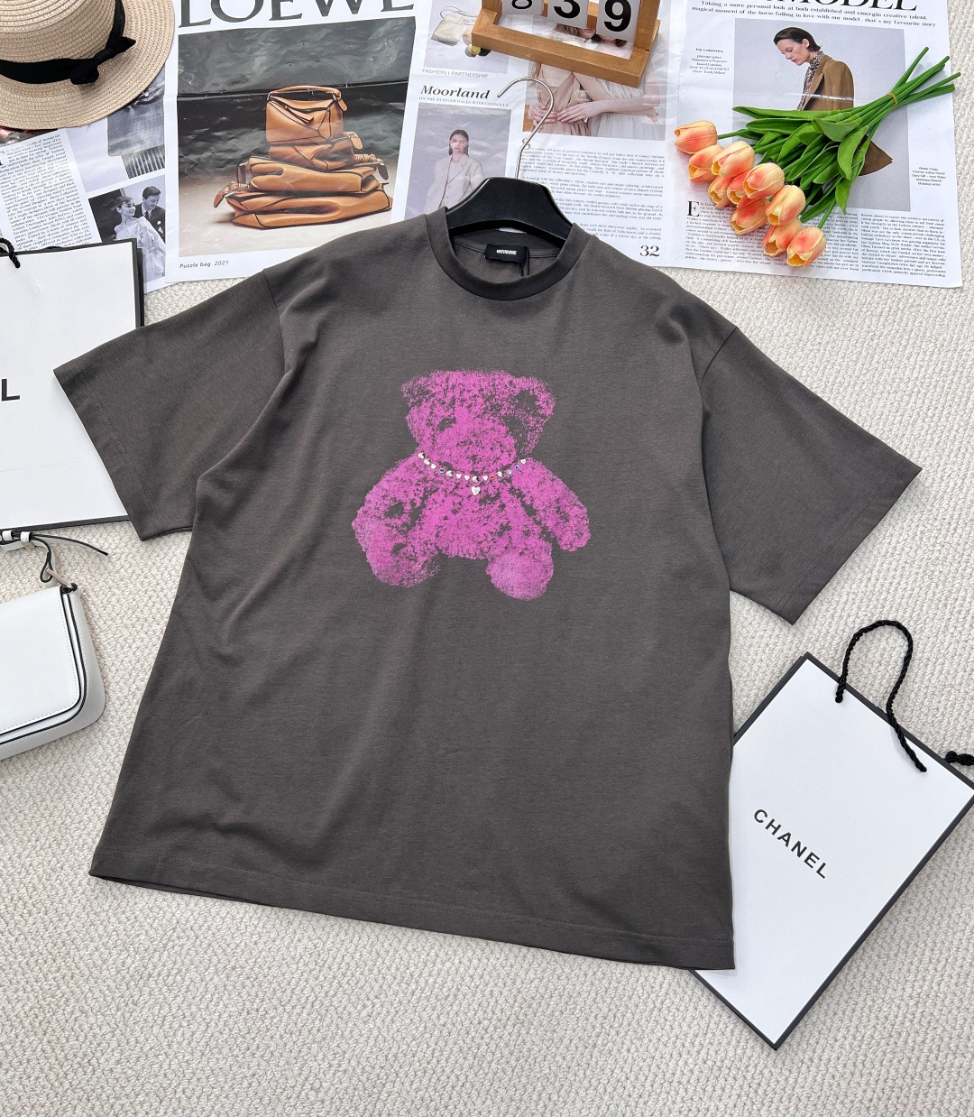 NO:317527,The new welldone counter synchronous bear necklace T-shirt in early spring. The fabric is made of 250g double-strand pure cotton fabric. Note that it is double-stranded, and differentiates between single stocks!  High-weight double yarn thread The fabric has been shaped with high temperature shrinkage to prevent deformation and shrinkage after washing!  Imported raw slurry printing, custom raw materials, and a layer of isolation on the surface to prevent sticking. Super beautiful styles are coming!  OS loose version, high-end customization!  Both male and female gods can be easily controlled. If you like, please feel free to buy the baby you like. It will look better with couples!  Size xssm, tees, t-shirt,necklace,alexander wang19860909早春新款 welldone专柜同步小熊项链T恤 面料采用250g双股纯棉面料 注意是双股 区别通货单股！高克重双纱螺纹 面料经过高温缩水定型 防止洗了变形缩水！ 进口原浆印花 原材料定制 表面再加上一层隔离 防止粘毛 超级好看的款式重磅来袭！OS宽松版型 高级定制！男神女神都可以轻松驾驭 喜欢的宝贝放心入手 搭配情侣更加好看！ 尺码xssm,,tees，t-shirt,necklace,alexander wang,Women's clothing