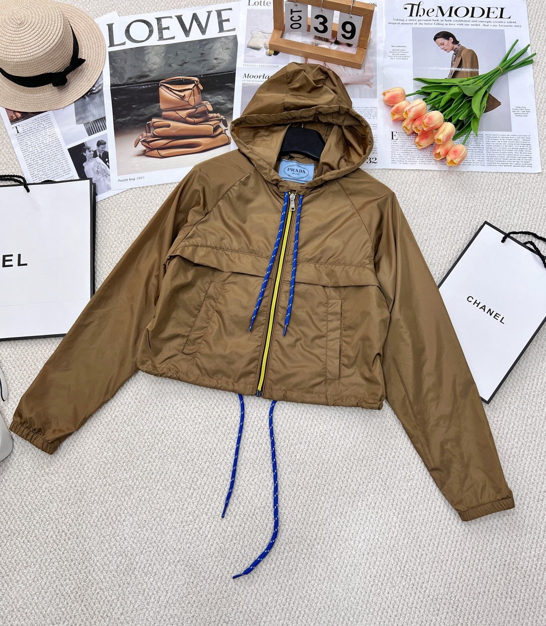 NO:317521,Prada's new hooded rope rope charge jacket, customized YB imported charge nylon material, breathable and comfortable, full texture, hooded drawstring short jacket style, large body, voxel color, cuff hem, elastic fit, lighter and flexible, combined with the proportion of chest line contour segmentation, low-key highlights the brand design sense, adds pockets to easily store, get rid of bloat, first-class windproof and cold protection, improves the fashion of outdoor activities, any casual wear, outstanding and fashionable, custom face accessories, three complete large-scale products, sizes sml,,prada, jackets & coats,hats,alexander wang19860909Prada新款连帽绞花绳冲锋外套,定制YB进口冲锋尼龙材质 透气舒适 质感十足 连帽抽绳短款外套版型 大身通体素色 袖口下摆松紧贴合身型 更轻便灵活 配合胸线轮廓分割比例 低调彰显品牌设计感 增添口袋轻松收纳 摆脱臃肿 防风御寒效果一流 提升户外活动穿搭的时尚度 随意外搭都出彩时髦 定制面辅料三标齐全大货出 尺码sml,,prada,jackets & coats,hats,alexander wang,Women's clothing