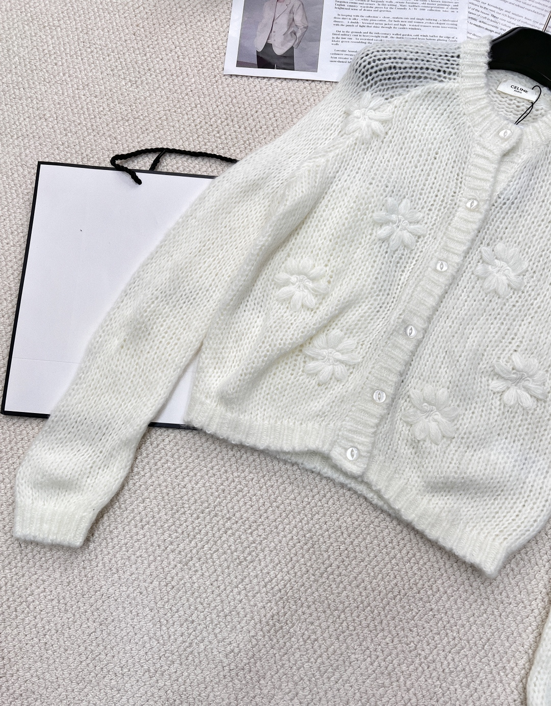 🆕 Celine早春手工钩花凯旋门针织开衫，慵懒的氛围感真是其他材质无法做到的，溢出屏幕的软糯感，复合日