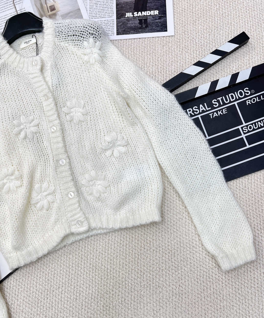 🆕 Celine早春手工钩花凯旋门针织开衫，慵懒的氛围感真是其他材质无法做到的，溢出屏幕的软糯感，复合日