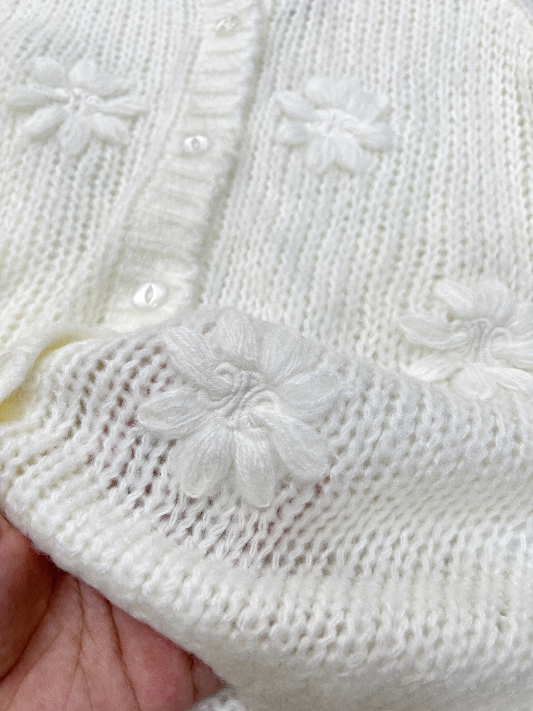 🆕 Celine早春手工钩花凯旋门针织开衫，慵懒的氛围感真是其他材质无法做到的，溢出屏幕的软糯感，复合日