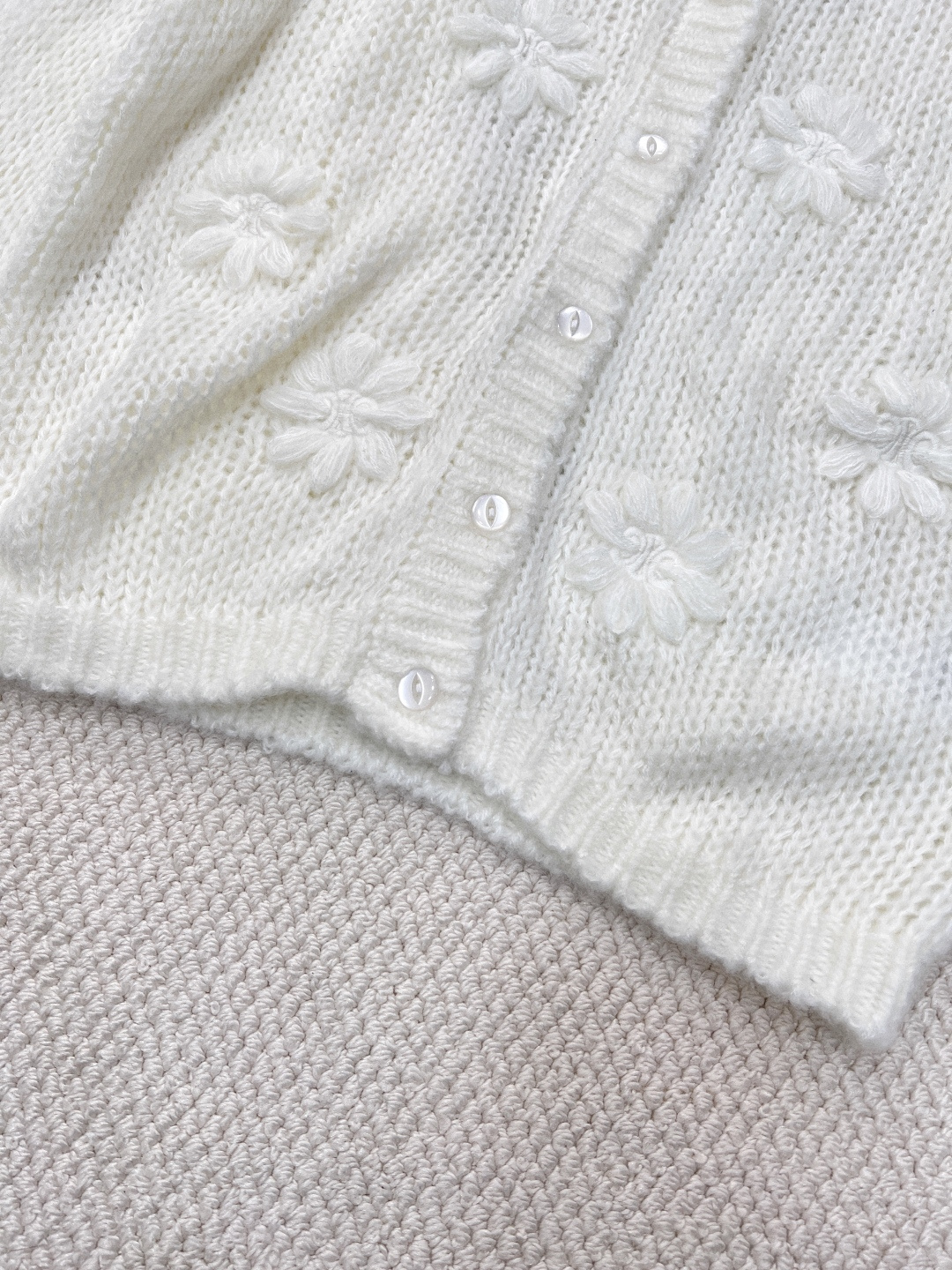 🆕 Celine早春手工钩花凯旋门针织开衫，慵懒的氛围感真是其他材质无法做到的，溢出屏幕的软糯感，复合日