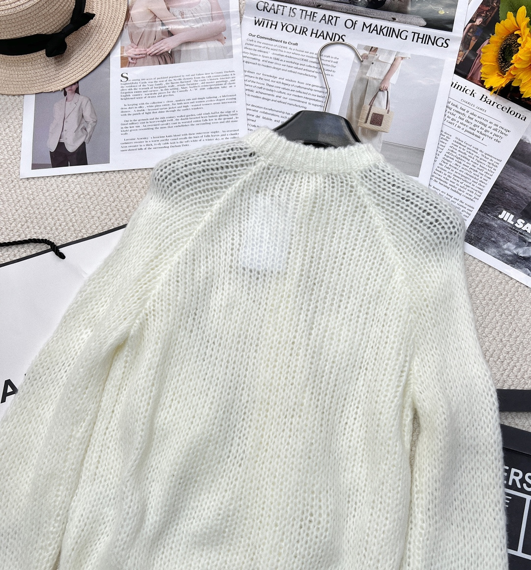 🆕 Celine早春手工钩花凯旋门针织开衫，慵懒的氛围感真是其他材质无法做到的，溢出屏幕的软糯感，复合日