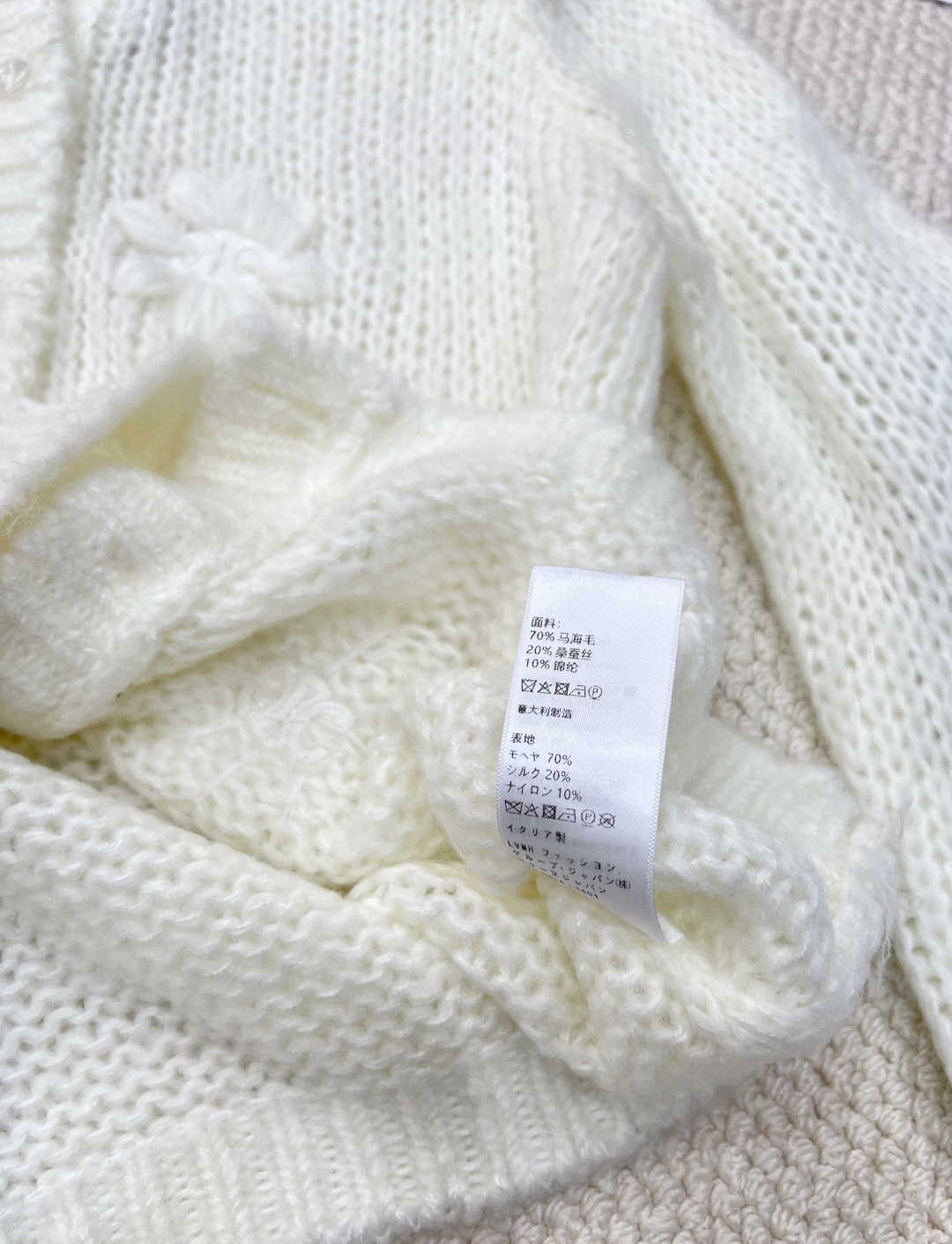 🆕 Celine早春手工钩花凯旋门针织开衫，慵懒的氛围感真是其他材质无法做到的，溢出屏幕的软糯感，复合日