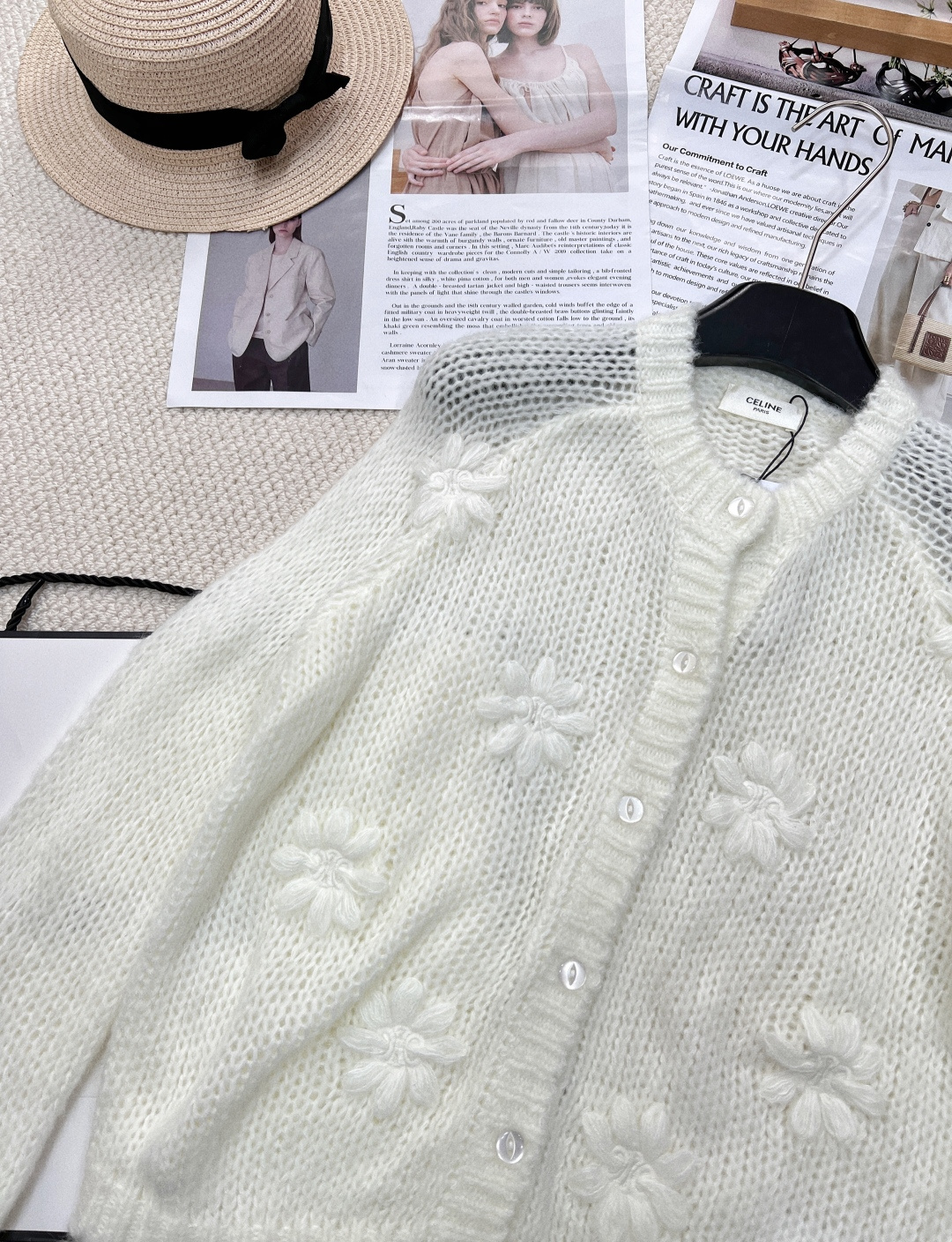 🆕 Celine早春手工钩花凯旋门针织开衫，慵懒的氛围感真是其他材质无法做到的，溢出屏幕的软糯感，复合日