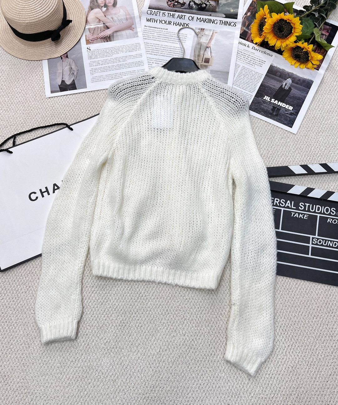 🆕 Celine早春手工钩花凯旋门针织开衫，慵懒的氛围感真是其他材质无法做到的，溢出屏幕的软糯感，复合日