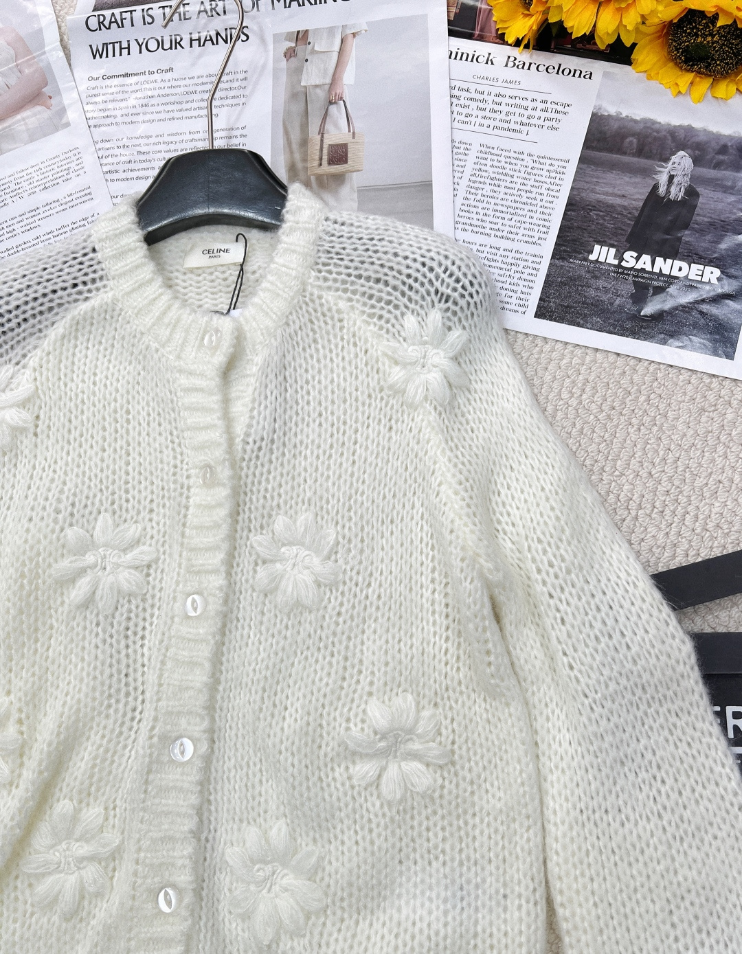 🆕 Celine早春手工钩花凯旋门针织开衫，慵懒的氛围感真是其他材质无法做到的，溢出屏幕的软糯感，复合日