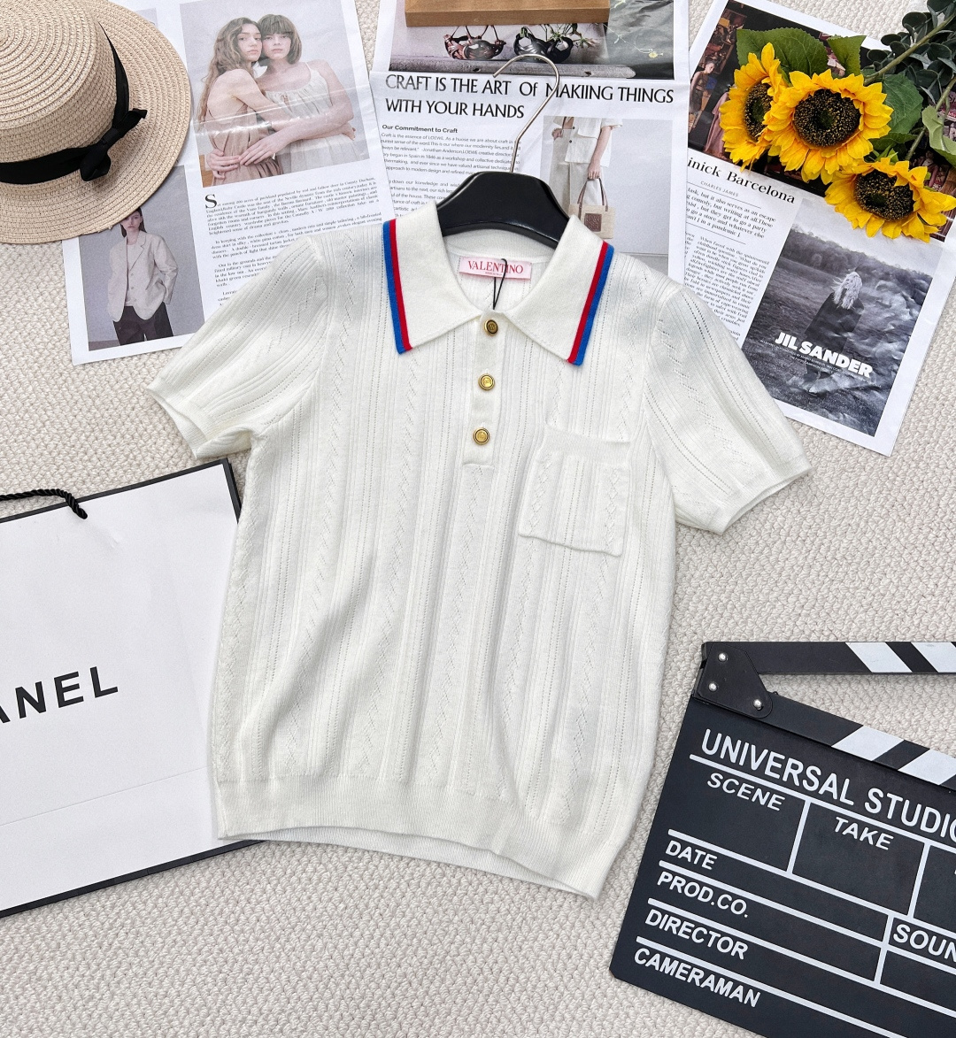 NO:318394,Valentino's new early spring crimp pattern knitted short-sleeved Polo shirt. Customized YB cotton yarn woven to restore texture. Lapel short-sleeved top cut. The whole body crimp is interwoven with pit strip texture. Half-plate buttons are matched with red and blue striped edges on the neckline to add fashion tone and highlight the literary atmosphere of the brand academy. The slim fit style of the pocket to modify the figure and make it look slimmer and fashionable. The versatile style does not pick the age and skin tone. It is suitable for age-reducing fashionable retro style. Customized surface accessories. The three standards of the correct version are complete!  Large-scale size sml, valentino, T-shirt, alexander wang19860909Valentino早春新款绞花纹针织短袖Polo衫.定制YB全棉纱线织造 还原肌理品相 翻领短袖上衣剪裁 通体绞花交织作坑条纹理 半开襟钮扣搭配领口红蓝条纹边设计 增添时尚调性 凸显品牌学院文艺气息 口袋款修身版型 修饰身材更显瘦洋气 百搭款式不挑年龄肤色 适配减龄时髦复古风格 定制面辅料 认准版三标齐全！大货出 尺码sml,,valentino,T-shirt,alexander wang,Women's clothing