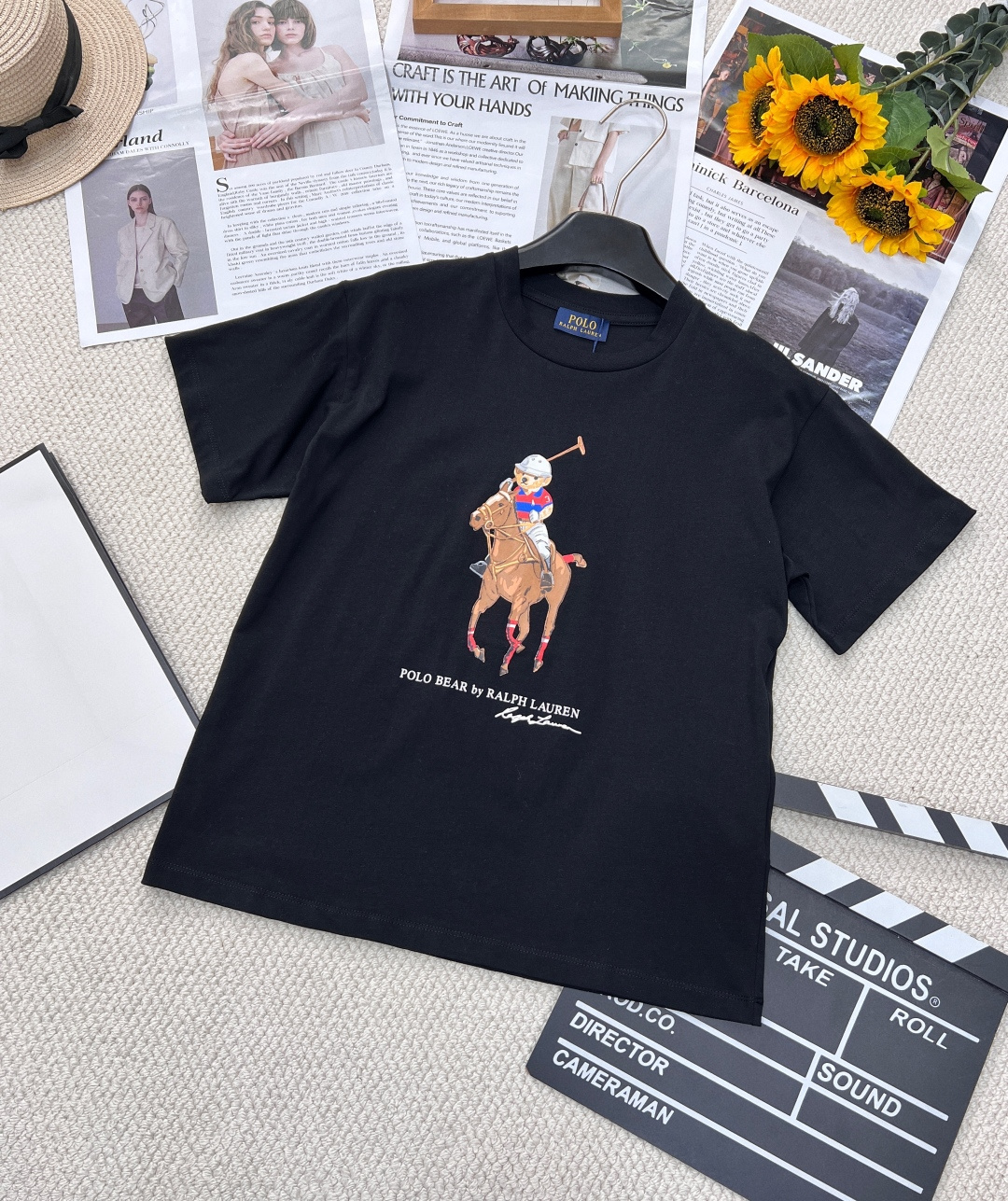 NO:318414,The classic T-shirt print of Ruff Lauren, this basic round neck short sleeve is so versatile!  Simple, classic and basic style, low-key high-end style, war horse print, very fine workmanship, super high-end style, everyone has one, it is really a lazy and casual item!  The simpler the thing, the higher the requirements for craftsmanship and style, the slimming it will make you look slimmer when worn. It is moderate in length and easy to match with any bottom. It is a dreamy love that is not picky about people, figure, or skin tone, and you can't bear to take it off when you wear it!  Two colors and three standards are complete and large-scale products are available. Size sml, T-shirt, alexander wang19860909拉夫劳伦战马印花经典款T,这个基础圆领短袖太百搭了吧！简单经典基础款 低调的高级感 战马的印花 做工很精细 一眼高级搭配性超高 人手一件 真的是很爱慵懒随意感的单品！越简单的的东西对工艺和版型的要求就越高穿起来也很显瘦 长度适中 和任意下装都好搭 属于不挑人不挑身材不挑肤色,穿上就舍不得脱掉的那种梦中情T啊！两色出三标齐全大货出 尺码sml,,T-shirt,alexander wang,Women's clothing