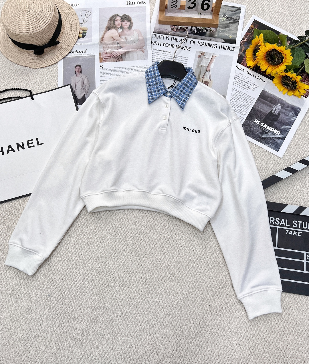 NO:318405,MIU MIU early spring new letter embroidered Polo short sweatshirt, short style cotton polo sweatshirt collar buttons, brand printed logo on the chest, ribbed knit cuffs long sleeve hem, sweet girl age-reducing sports girl lapel sweatshirt with sports shorts, an excellent set of top-body. Intellectuals are fashionable and elegant!  Miu classic logo embroidery embroidery exquisite and fashionable details reveal a sense of high quality and three standards complete with two colors. Size sml, miumiu, hoodie, sweatshirts, shorts, alexander wang19860909MIU MIU 早春新款字母刺绣Polo短款卫衣,短款版型棉质polo卫衣领口钮扣开合 胸口饰有品牌印花徽标 罗纹针织袖口长袖下摆 、甜妹减龄运动少女翻领卫衣搭配运动短裤一套上身绝绝子.知识分子时髦风,气质优雅！miu经典logo刺绣点缀 精致洋气 细节处处透露着高级感三标齐全两色大货出 尺码sml,,miumiu,hoodie,sweatshirts,shorts,alexander wang,Women's clothing