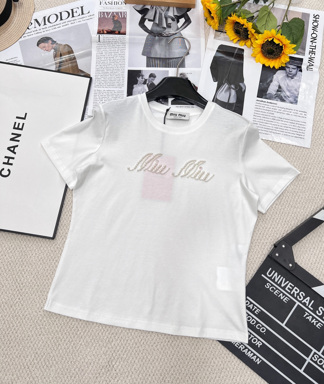 NO:318396,MIUMIU Beaded Letter Short-sleeved T-shirt, the classic letter design is matched with shining bead elements, which reveals a sense of luxury in simplicity, easily enhancing the fashion of the overall shape. Whether it is a daily street or a casual party, you can become the focus. The details of the beads add a sense of luxury and show a unique taste. The simple design is easy to match, and it can be easily controlled whether it is jeans or skirts. The beads are embellished in the sun, instantly enhancing the highlights of the overall shape. Wear the Miumiu Beaded Letter Short-sleeved T-shirt to easily create a summer look that coexists with fashion and elegance!  Two colors are outstanding!  Three-standard size sml, miumiu, skirts, jeans, T-shirt, tees, t-shirt, alexander wang19860909MIUMIU 钉珠字母短袖T恤,经典的字母设计搭配闪耀的钉珠元素,简约中透露着奢华感,轻松提升整体造型的时尚度.无论是日常出街还是休闲聚会,都能让你成为焦点. 钉珠细节增添高级感,彰显独特品味.简约设计易于搭配,无论是牛仔裤还是半身裙都能轻松驾驭. 钉珠点缀在阳光下熠熠生辉,瞬间提升整体造型的亮点. 穿上Miumiu钉珠字母短袖T恤,轻松打造时尚与优雅并存的夏日造型！两色出！三标齐全 尺码sml,,miumiu,skirts,jeans,T-shirt,tees，t-shirt,alexander wang,Women's clothing