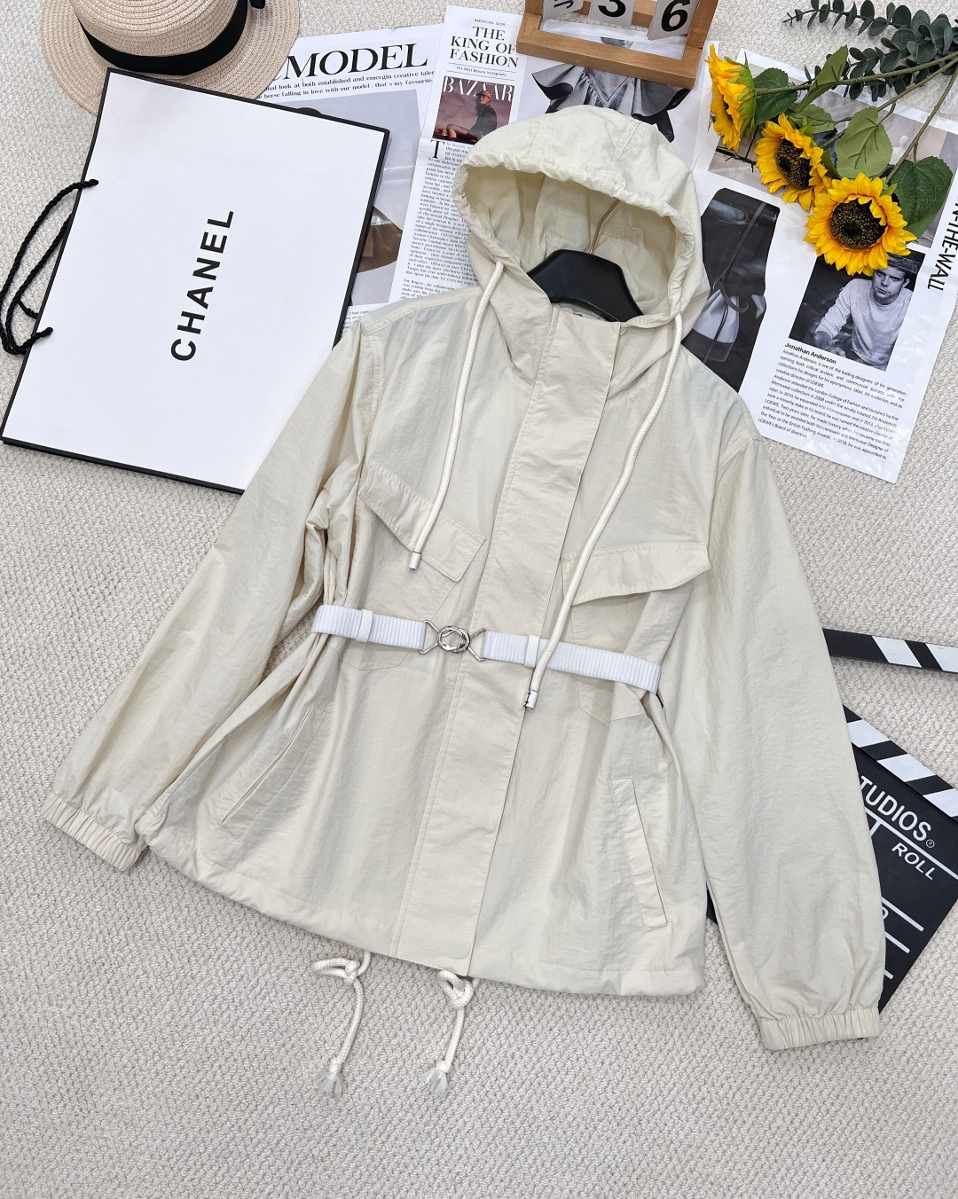 NO:318387,Prada's new workwear hooded jacket is perfect for purchasing authentic grades!  It's not easy to hit me!  !  This one looks so good!  Very practical, versatile, customized fabric is light and breathable, and can be protected from ultraviolet rays~ It is really one of the first choice tools you must have in the hot summer!  The design with elastic belt pockets is fashionable and full of fashion!  Customized letter logo hardware, perfectly restored the original version, and the comparison is the same!  The series is not picky about apricot color and black, and the style is invincible. The upper body's functional style is so beautiful!  If you like it, the first order has been released. Size sml, prada, hats, alexander wang19860909Prada 新款工装连帽冲锋衣完美代购正品级！不好来打我！！太好看了这件！非常实用 百搭、定制的面料轻薄透气 可防紫外线哦～真的是炎炎夏日必备首选的神器之一！配松紧腰带口袋的设计时髦值拉满！定制的字母logo五金,完美还原原版 对比一摸一样！系列出杏色和黑色都不挑人 版型无敌了 上身机能风效果太好看了！喜欢的来 首单大货已出 尺码sml,,prada,hats,alexander wang,Women's clothing