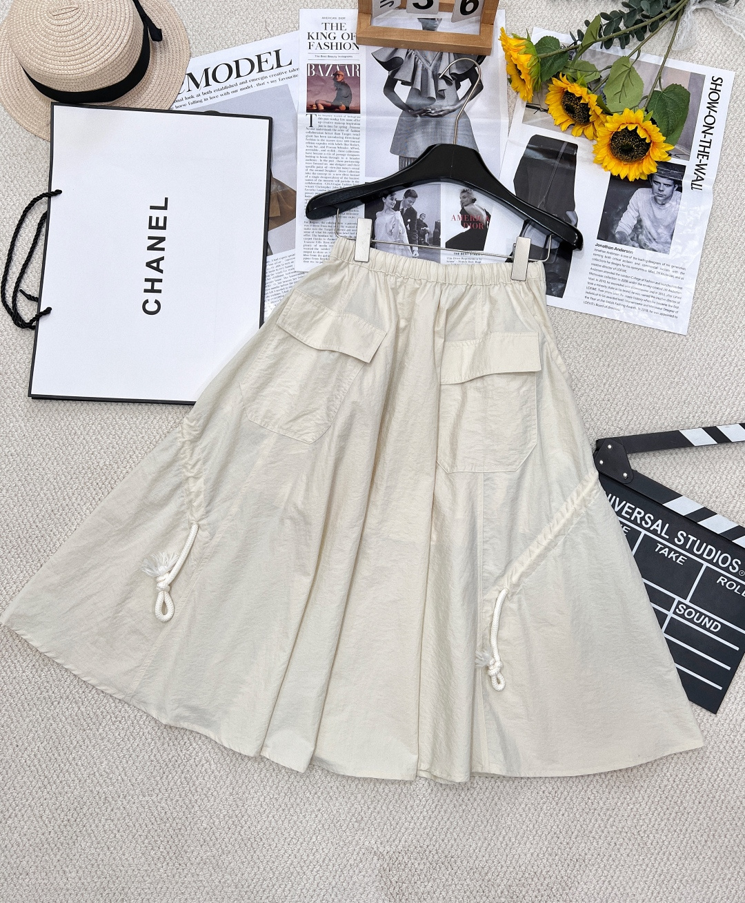 NO:318384,PRADA new work-wear pocket umbrella skirt, big female protagonist aura skirt, this style belongs to the umbrella skirt, the silhouette is A-shaped, the waistline is tightened, but the hem is spread like an umbrella, and it sways when walking, exudes a light and flowing feminine charm. The umbrella skirt can also cover the shortcomings of the legs, whether in the workplace, shopping or party. The skirt is also a must-have item for all seasons, especially the long skirt over the knee, which is very suitable for early spring wear. It is super versatile, and can be matched with almost all tops and shoes. The upper body has a sense of atmosphere, beauty and a variety of slackness~ The three standards are complete, and the large product is size sml,, prada, prada, skirts, alexander wang19860909PRADA 普拉达新款工装口袋伞裙,大女主气场半裙,这款版型属于伞裙,在廓形上属于A型,腰线收紧,下摆却像伞一样散开,走动起来摇曳生姿,散发出轻盈飘逸的女性魅力,伞裙还可以遮盖腿部缺点,无论是在职场、休闲逛街或派对中都显得优雅从容.半裙是也四季必备单品,尤其是过膝偏长的半裙,很适合早春穿,超级百搭,几乎能搭所有上衣和鞋子,上身有种氛围感美人和风情万种的松弛感～三标齐全,大货出 尺码sml,,prada,prada,skirts,alexander wang,Women's clothing