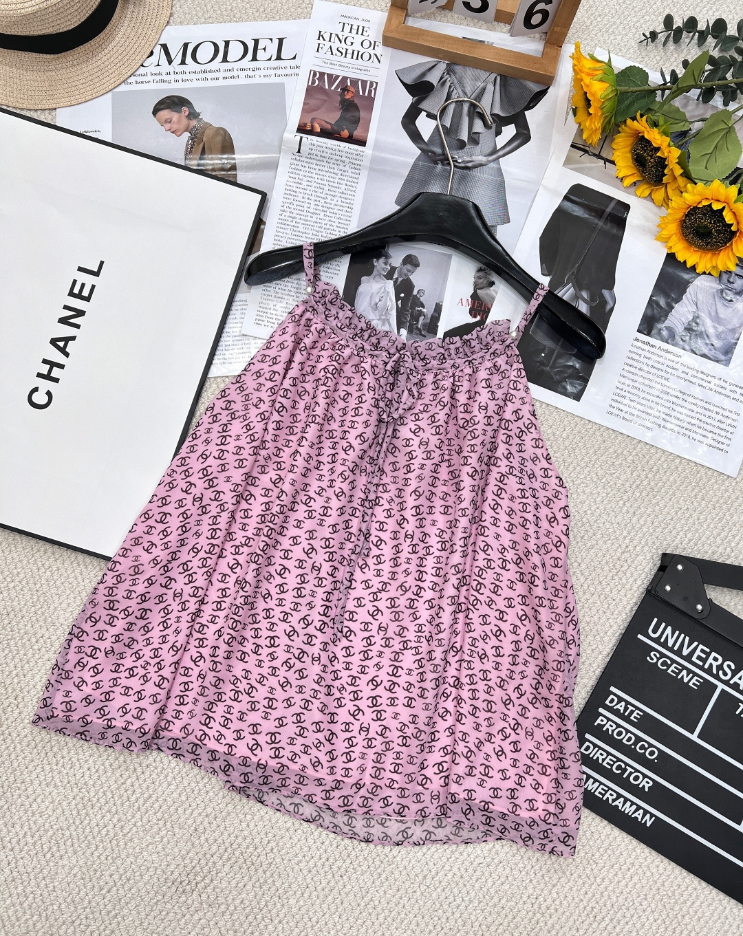 NO:318374,Chanel Xiaoxiang's new logo halter neck printed suspender, customized YB imported chiffon material, light and comfortable texture, elegant and lightweight, thin shoulder suspender vest tailoring, with the halter design, central folds at the neck, fit the chest line design, revealing charming collarbone, modifying shoulder lines, ready-made clothes are reactive printing technology, presenting a full double C pattern, extremely sweet, showing the brand style, must-have bright outfits on vacation and dates, custom face accessories, three complete large-scale products, size sml, chanel, alexander wang19860909Chanel小香新款满logo挂脖印花吊带,定制YB进口雪纺纱材质 质地轻薄舒适 飘逸轻盈 细肩吊带背心剪裁 配合挂脖设计在领口形成居中褶皱 贴合胸口线条设计 露出迷人锁骨 修饰肩部线条 成衣以活性印花工艺 呈现满幅双C图案 极具甜美气息 尽显品牌风范 度假约会必备亮眼穿搭 定制面辅料三标齐全大货出 尺码sml,,chanel,alexander wang,Women's clothing