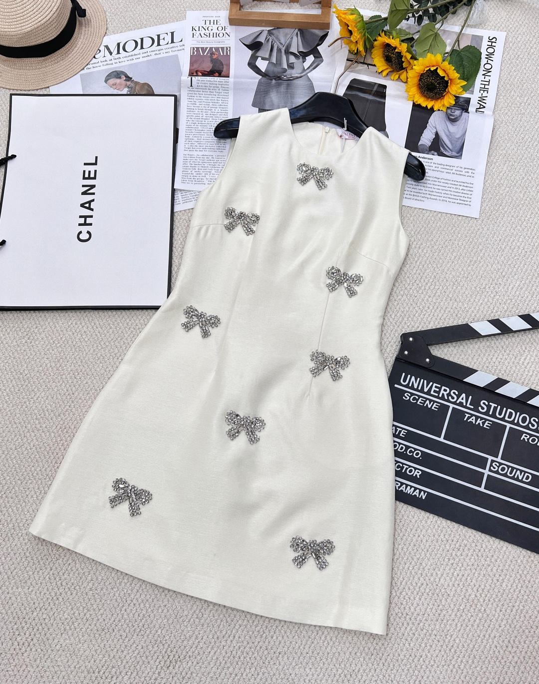 NO:318370,Valentino's new crystal bow vest dress, 31 mulberry silk   69 viscose dress is here, and I am moved by this excellent texture first!  The whole chest is made of very complex handmade diamond inlays   beads. The small bow on the neckline is super good. The hem of the small A skirt   slightly tightened waist, not picky. The upper body is a huge capital. At first glance, it is the kind of young lady with good tutoring. Her waist is just right, so she looks slim and covers her flesh without being too picky. The diamond on the skirt is really beautiful!  Two colors size sml, valentino, valentino, skirts, alexander wang19860909Valentino华伦天奴新款水晶蝴蝶结背心裙,31桑蚕丝 69粘纤连衣裙来了,先被这优秀的质感感动到！整个胸口做的是非常复杂的手工镶钻 钉珠 领口的小蝴蝶结超级乖 小A裙摆 微收腰,不挑人~ 上身是千金本金了 一看就是那种家教很好的小姐姐 腰身收的刚好,显瘦遮肉又不会太挑人 裙身上的钻钻真的绝美了！两色出 尺码sml,,valentino,valentino,skirts,alexander wang,Women's clothing