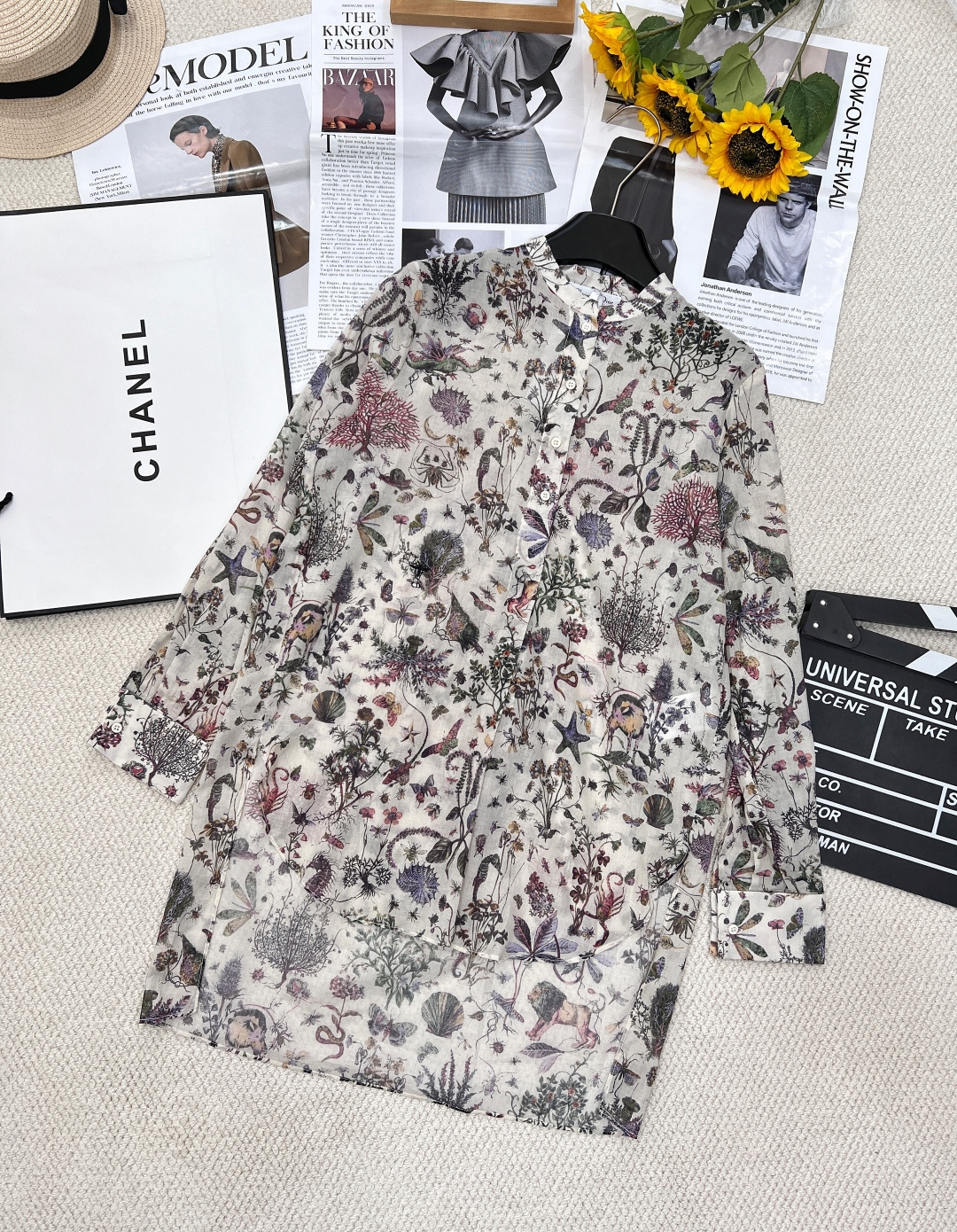 NO:318385,Dior's new early spring products are on the shelves of active floral stand-collar shirts, customized YB twill cotton material, light texture, slightly transparent fabric is cool and skin-friendly, small stand-collar long shirt style, can be used for layering long skirts, penetration technology, full of seals and plant print patterns, highlighting the brand's agile temperament and tone, button half-clad design is convenient to put on and take off, shoulder cuffs are appropriately cut, more exquisite, matched with the same series of high-waisted half-body long skirts for leisure commuting and vacation, customized face accessories, accurate version, complete three-standard large-scale products, sizes sml,,dior, skirts,shirts,alexander wang19860909Dior早春新品上架活性花卉立领衬衫,定制YB斜纹全棉材质 质地轻薄 微透面料凉爽亲肤 小立领长款衬衫版型 可做长裙叠穿 渗透工艺满印森系植物印花图案 彰显品牌灵动仙气的气质调性 钮扣半开襟设计穿脱便利 肩部袖口裁剪得体 更显精致 搭配同系列高腰半身长裙休闲通勤度假 定制面辅料 认准版本 三标齐全大货出 尺码sml,,dior,skirts,shirts,alexander wang,Women's clothing