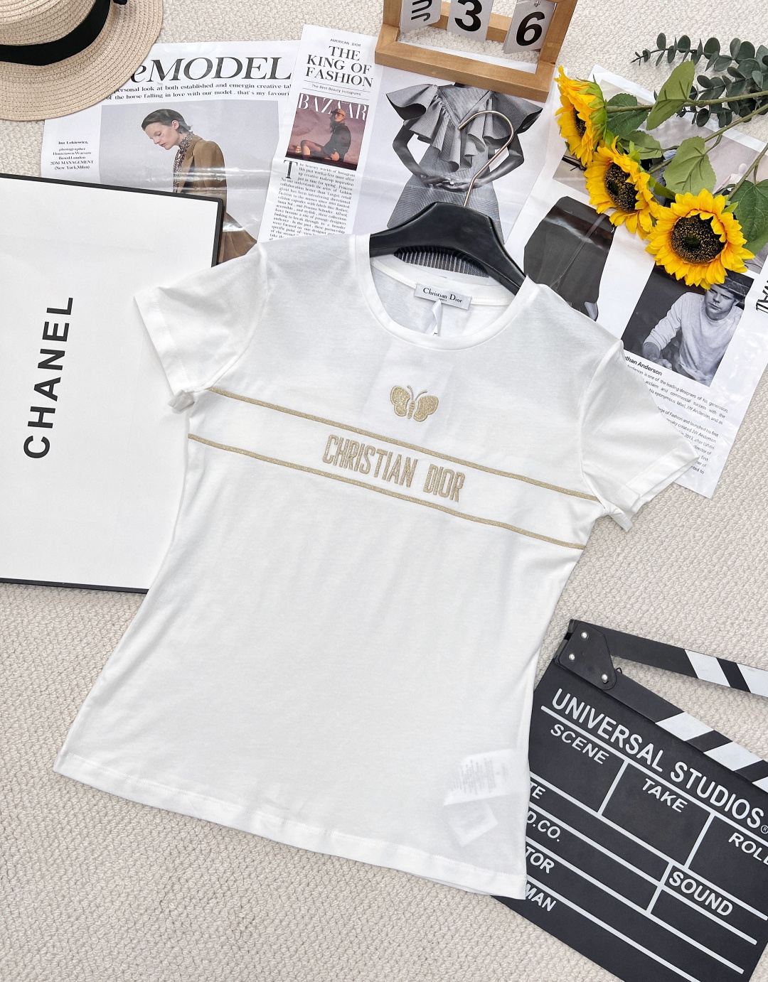 NO:318381,DIOR Gold glitter pink butterfly embroidered short-sleeved T-shirt, butterflies are free and symbols of beauty. The little golden butterfly shines with light and dances, carefully crafted white cotton jersey fabric to highlight the theme of early spring butterflies. The front is decorated with colored logo embroidery and butterfly patterns. It can be matched with various outfits of each season to create a delicate look. A slim fit tee with a noble and magnificent outfit that white moonlight falls in love with at first sight!  Three-standard large-scale goods are available in size sml,dior,T-shirt,tees,t-shirt,alexander wang19860909DIOR 金色闪粉蝴蝶刺绣短袖T恤,蝴蝶是自由 美丽的象征 金色的小蝴蝶闪烁着光芒 翩翩起舞 ,精心制作白色棉质平纹针织面料 突显早春蝴蝶主题 正面饰以色织标志刺绣和蝴蝶图案 可与各季节的各式装扮搭配 打造精致的造型 气质百搭的修身款tee 贵气千金穿搭温柔白月光一眼就爱上的款！三标齐全大货出 尺码sml,,dior,T-shirt,tees，t-shirt,alexander wang,Women's clothing