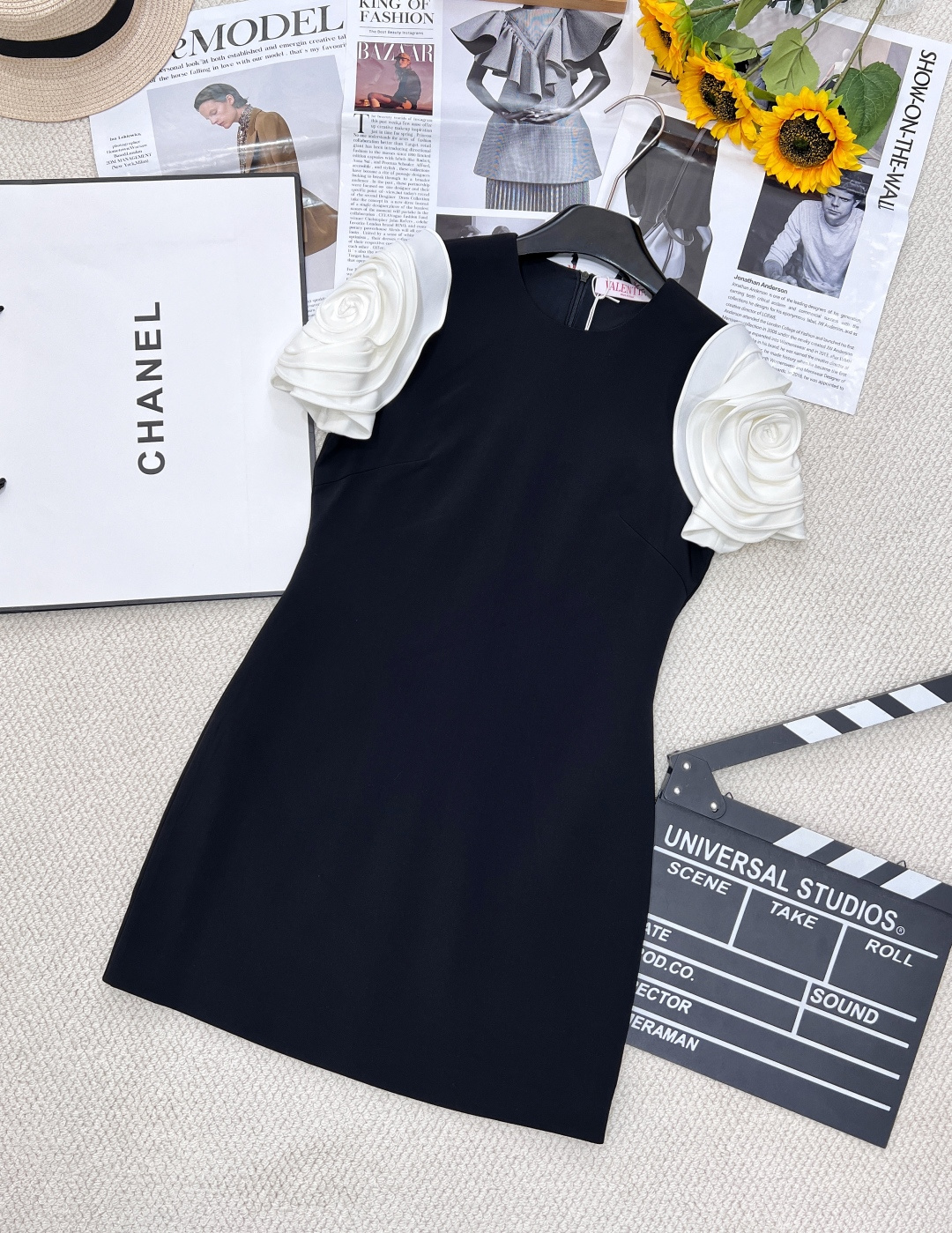 NO:318377,Valentino's new three-dimensional flower sleeve short-sleeved dress, customized UB imported yarn weaving, skin-friendly and comfortable, good breathability, integrated three-dimensional flower elegant temperament, versatile and slim, black high-end, no mistakes when worn inside and outside, straight dress, essential for summer, customized surface accessories, accurate version three standards, large-scale products, size sml,,valentino, skirts, T-shirt, alexander wang19860909Valentino新款立体花朵袖子短袖连衣裙,定制UB进口纱线织造 亲肤舒适 透气性好、袖子一体式立体花朵优雅气质 百搭显瘦 黑色高级 内搭外穿都不会出错 直筒连衣裙 夏天必备 定制面辅料 认准版本三标齐全大货出 尺码sml,,valentino,skirts,T-shirt,alexander wang,Women's clothing