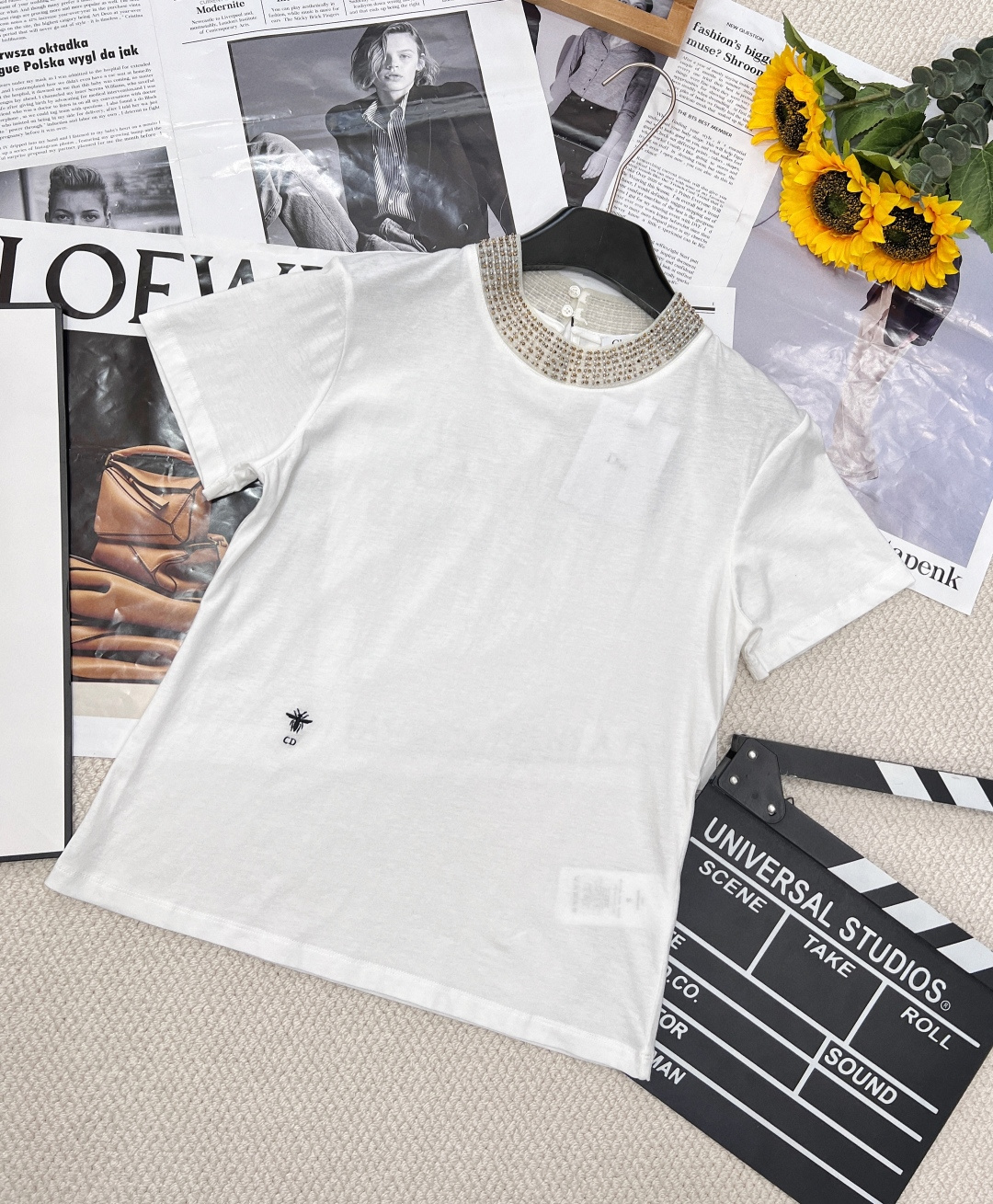 NO:318369,Dio* 25SS early spring new style handmade bead collar decorative bee printed short-sleeved T-shirt丨Exclusive high-end production!  This is definitely a must-have item for everyone!  Overall custom tailoring design!  Combined with comfort!  Hold on to the high-end outfit!  The simple and elegant small-size design really shows the perfect length of the body. The visual automatically divides the figure into a golden ratio and makes it look slim and versatile. Who can't love it!  Whether wearing it alone or applying it to the base, it is amazing!  Customized fabric texture is super good, all-matched, all-matched items in all seasons, complete and large-scale products. Size sml,,dior,T-shirt,tees,t-shirt,gold,alexander wang19860909Dio* 25SS早春新款 手工钉珠领装饰蜜蜂印花短袖T恤丨独家高版出品！这款绝对是人手必备的单品！整体定制裁剪设计！与舒适度兼具！高级感穿搭拿捏住了！简约大气的小版型设计真的巨显身材恰到好处的衣长 视觉自动将身材分割出黄金比例显瘦百搭谁能不爱！无论单穿或者打底都很绝！定制面料质感超级赞四季百搭的单品三标齐全大货出 尺码sml,,dior,T-shirt,tees，t-shirt,gold,alexander wang,Women's clothing