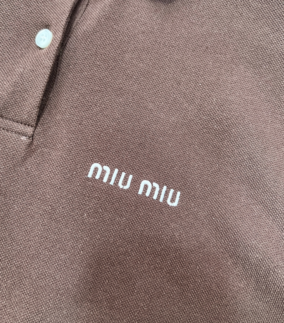 🆕MiuMiu25Ss春夏新款撞色双层领设计定位刺绣字母polo衫，定制配色罗纹领时髦又高级!纯棉刺绣字