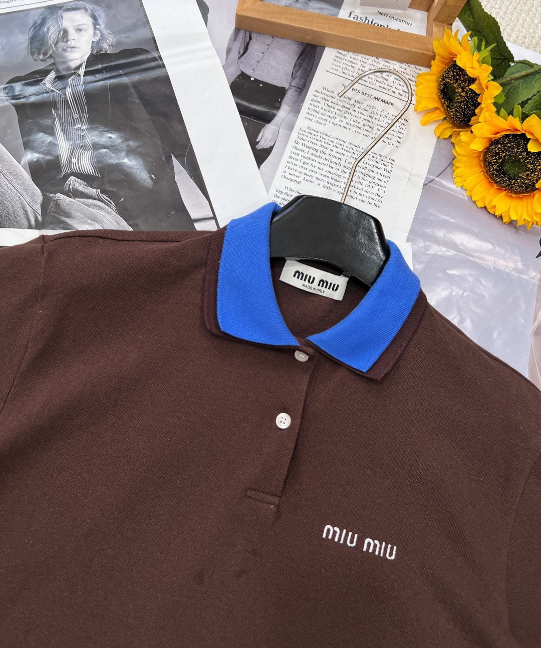 🆕MiuMiu25Ss春夏新款撞色双层领设计定位刺绣字母polo衫，定制配色罗纹领时髦又高级!纯棉刺绣字