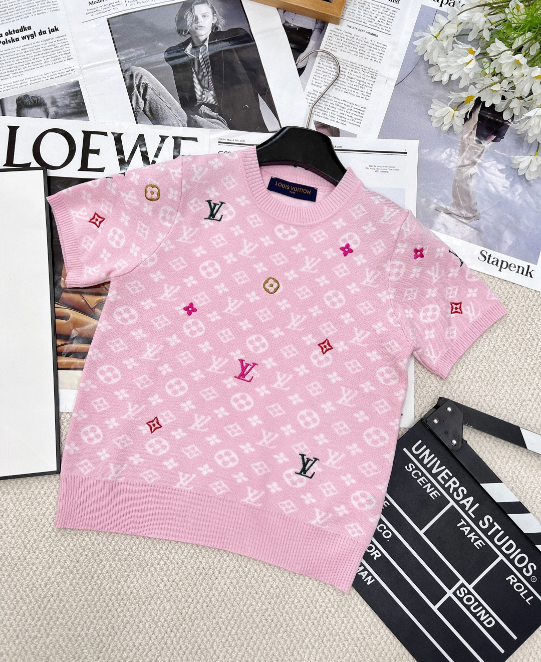 NO:318363,Louis Vuitton's new round neck presbyterian letter candy embroidery knitted short sleeves, customized YB wool yarn wool, high-quality texture, comfortable and soft round neck short sleeve top cut, compact knitted helps you warm and transition into spring, neckline cuff striped edges echo the hem of the clothes, ready-to-wear jacquard letter texture highlights the brand tone The embroidery design and the large body form a double collision of color fabric, hide the flesh and make it tender, daily simple and versatile, customized face accessories, accurate version, two colors, size sml,,louis vuitton, T-shirt,alexander wang19860909Louis Vuitton新款圆领老花字母糖果刺绣针织短袖,定制YB羊毛纱线织造 质感高级 舒适柔软 圆领短袖上衣剪裁 密实针织助你温暖过渡入春 领口袖口条纹包边与衣摆相呼应 成衣老花提花字母肌理 彰显品牌调性 刺绣的设计与大身形成颜色面料双重碰撞 藏肉显嫩 日常简约百搭 定制面辅料 认准版本 两色出 尺码sml,,louis vuitton,T-shirt,alexander wang,Women's clothing