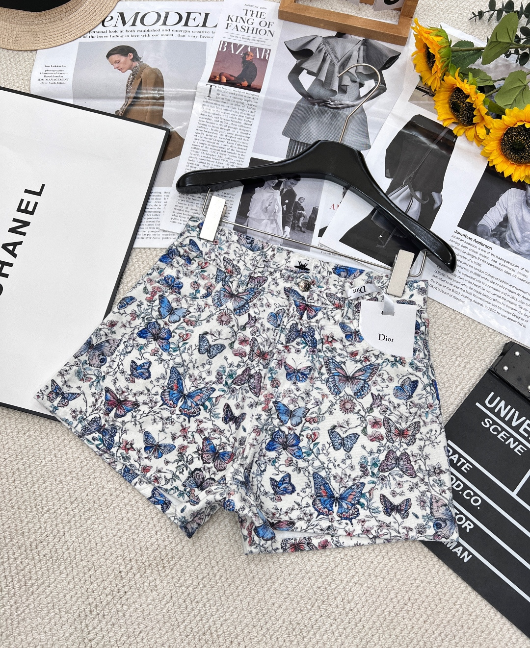 NO:318342,Dior25 Spring and Summer Classic Toile de Jouy Papillon Elegant and Dreamy Floral Design Exquisite Butterfly The whole spring and summer looks very lively~ Toile de Jouy originated from the late 18th century French traditional printing pattern, and it is also the theme element that Dior prefers. It uses pure cotton denim fabric, 3D direct spraying technology, and babies who like it, come and pull weed ~ Three-standard complete large-scale products are available SML, Dior, Alexander wang19860909Dior25春夏经典Toile de Jouy Papillon 优雅梦幻的花卉设计精致蝴蝶 整个春夏显得非常灵动～ Toile de Jouy是源于18世纪晚期 法国传统的印花图案,也是Dior偏爱的主题元素 采用纯棉牛仔面料,3D直喷工艺喜欢的宝宝们快来拔草吧～三标齐全大货出 尺码sml,,dior,alexander wang,Women's clothing