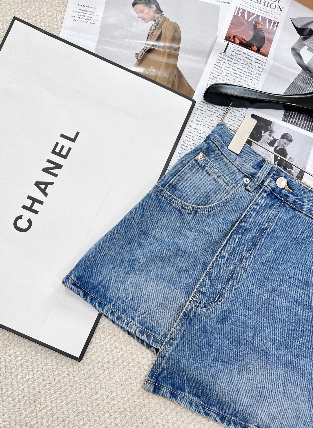 🆕alexanderwang亚历山大王做旧牛仔布围裹式半身裙短裙。这款棉质牛仔布半身短裙，采用经典五口袋