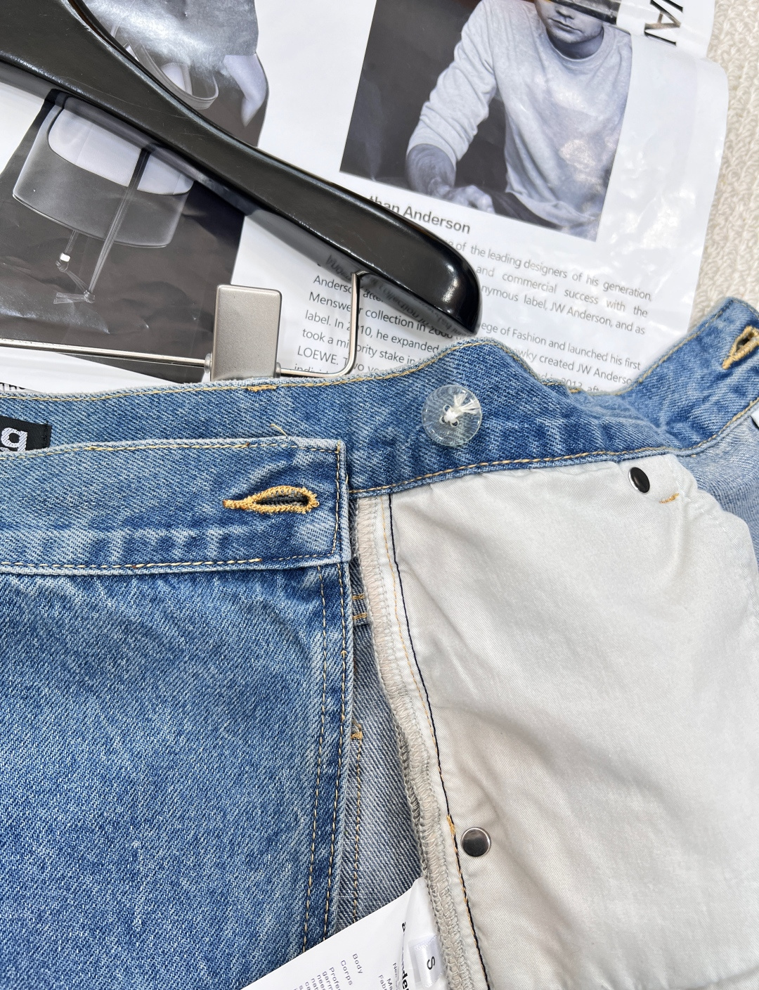 🆕alexanderwang亚历山大王做旧牛仔布围裹式半身裙短裙。这款棉质牛仔布半身短裙，采用经典五口袋