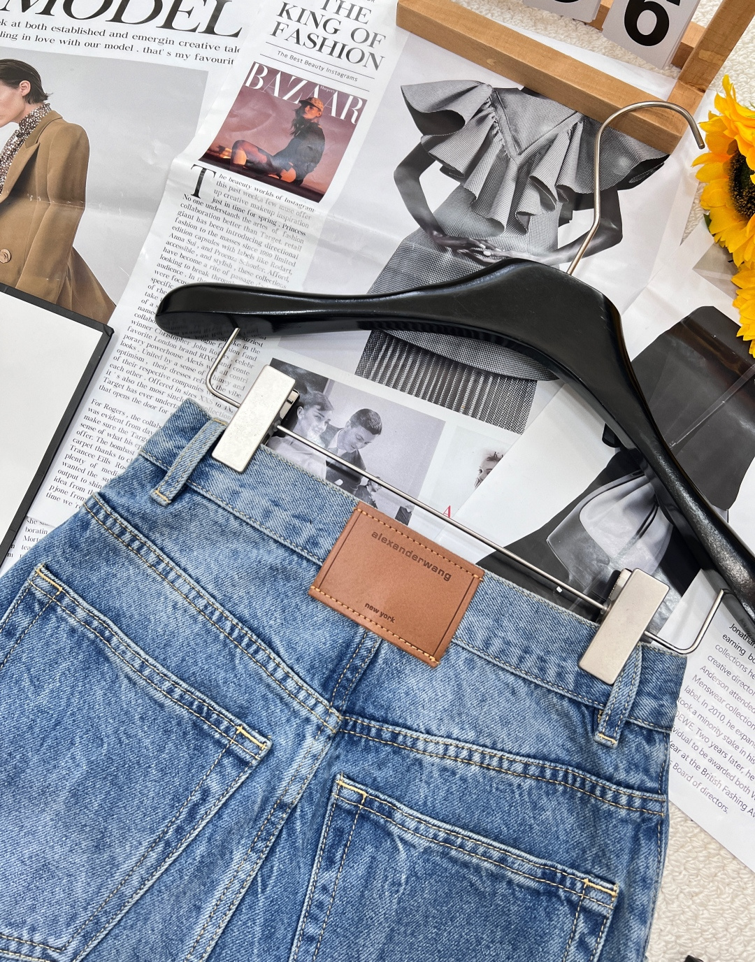 🆕alexanderwang亚历山大王做旧牛仔布围裹式半身裙短裙。这款棉质牛仔布半身短裙，采用经典五口袋