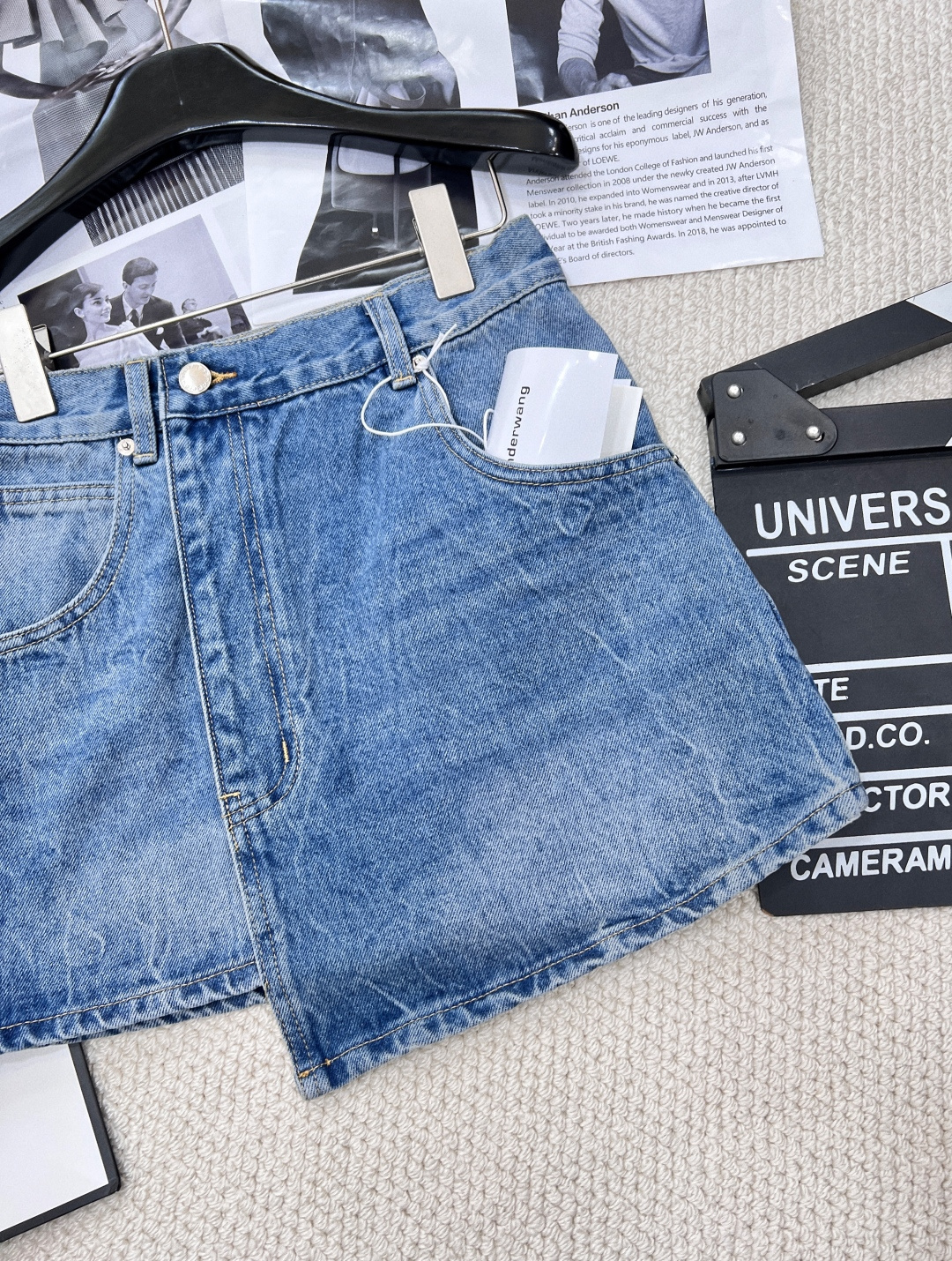 🆕alexanderwang亚历山大王做旧牛仔布围裹式半身裙短裙。这款棉质牛仔布半身短裙，采用经典五口袋