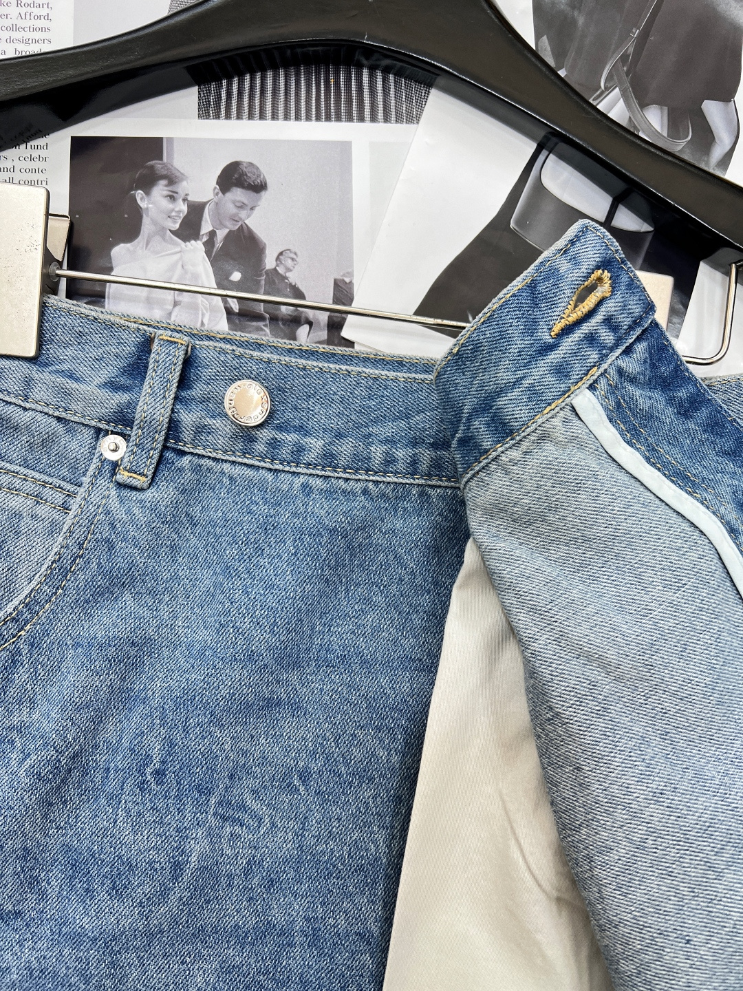 🆕alexanderwang亚历山大王做旧牛仔布围裹式半身裙短裙。这款棉质牛仔布半身短裙，采用经典五口袋