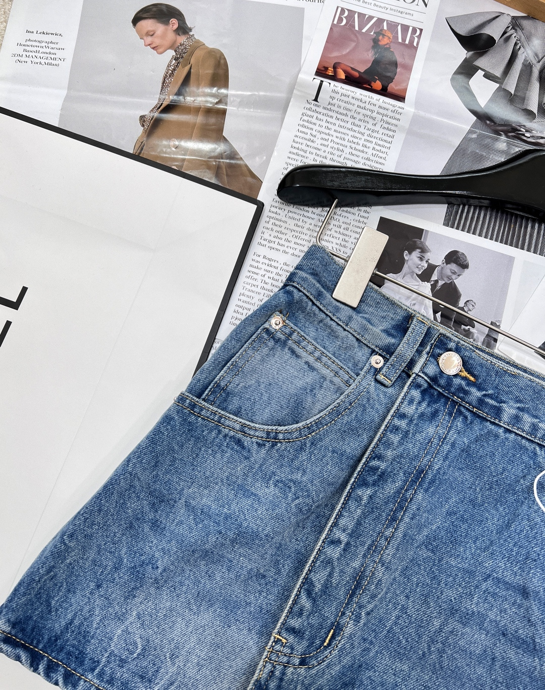 🆕alexanderwang亚历山大王做旧牛仔布围裹式半身裙短裙。这款棉质牛仔布半身短裙，采用经典五口袋