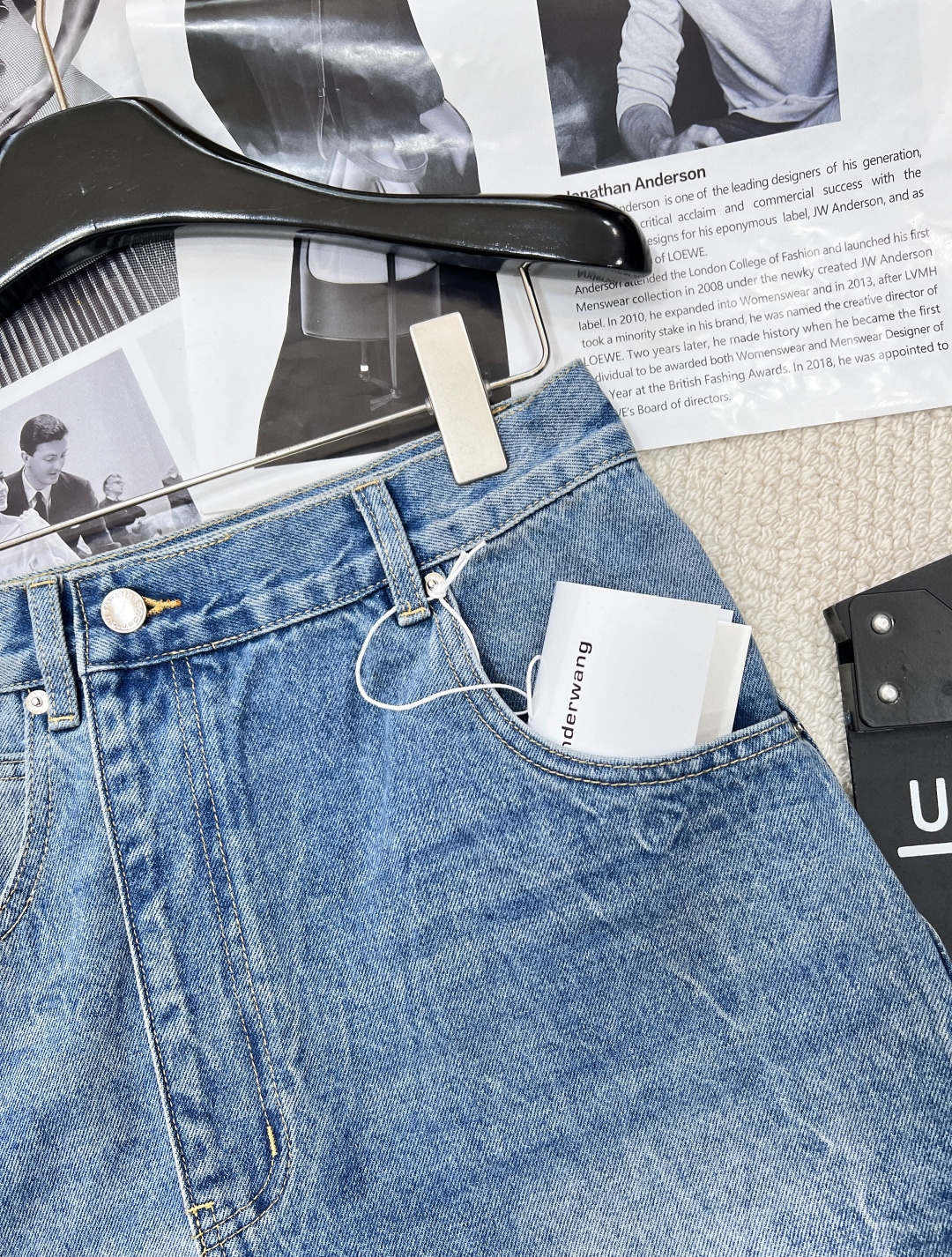 🆕alexanderwang亚历山大王做旧牛仔布围裹式半身裙短裙。这款棉质牛仔布半身短裙，采用经典五口袋