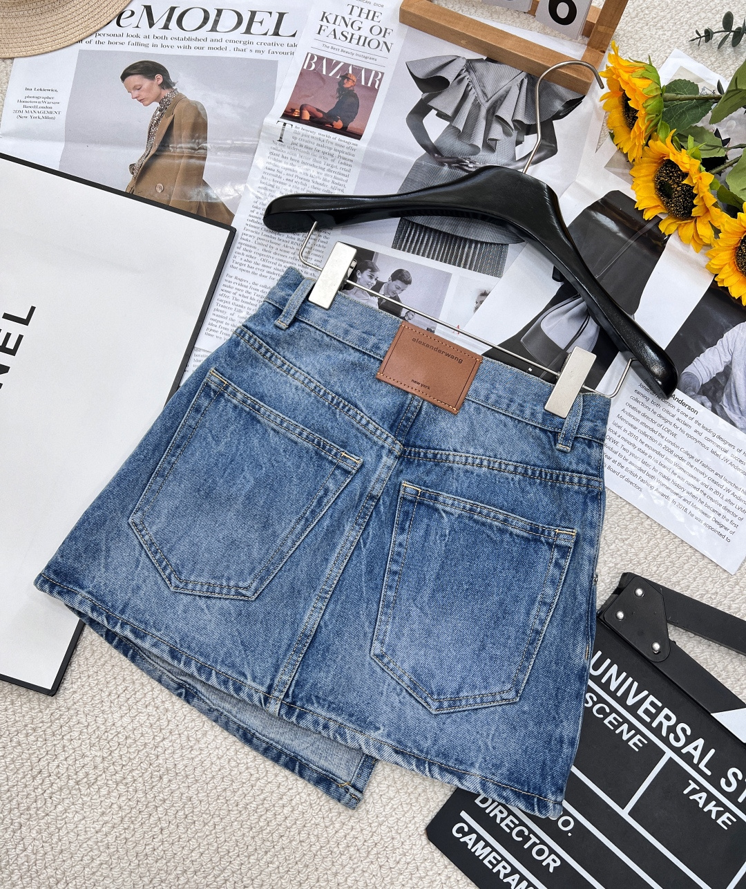 🆕alexanderwang亚历山大王做旧牛仔布围裹式半身裙短裙。这款棉质牛仔布半身短裙，采用经典五口袋