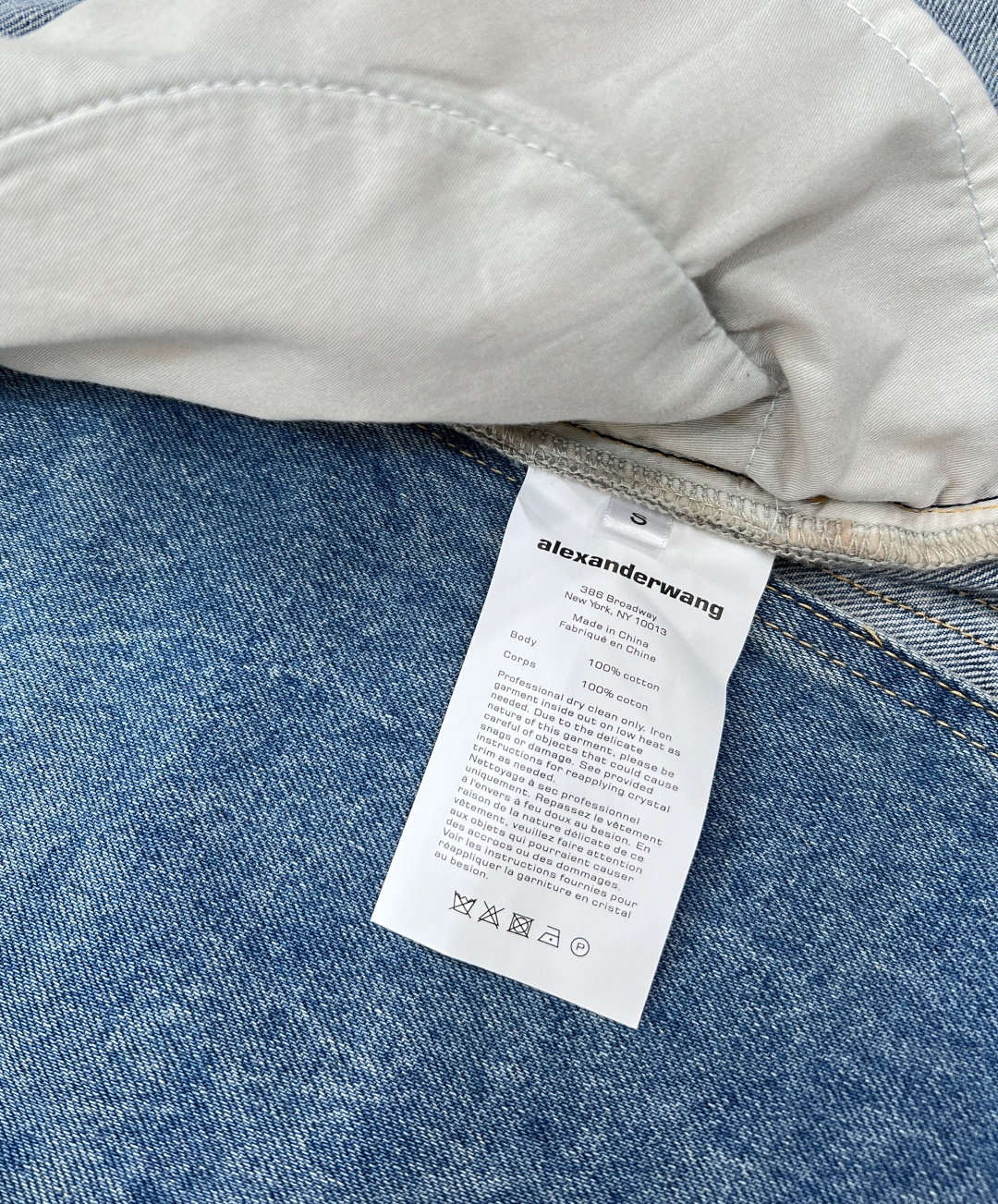 🆕alexanderwang亚历山大王做旧牛仔布围裹式半身裙短裙。这款棉质牛仔布半身短裙，采用经典五口袋