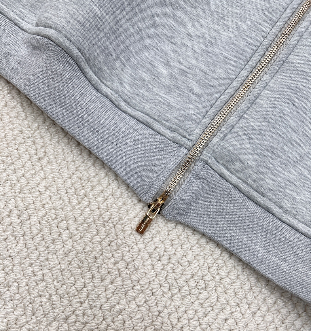 🆕MiuMiu太空棉连帽卫衣外套简单又精致!空气层自带廓形~简简单单就足够好看,空气层面料 有厚度 自带