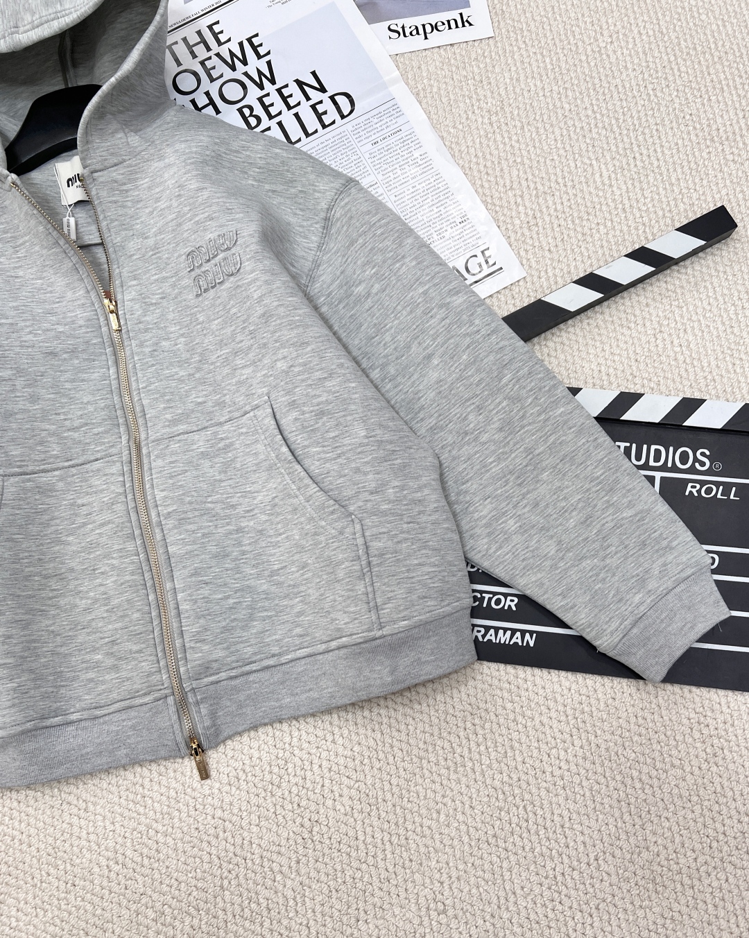 🆕MiuMiu太空棉连帽卫衣外套简单又精致!空气层自带廓形~简简单单就足够好看,空气层面料 有厚度 自带