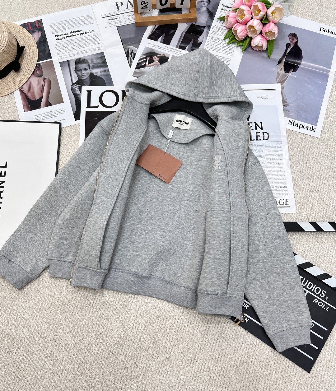 🆕MiuMiu太空棉连帽卫衣外套简单又精致!空气层自带廓形~简简单单就足够好看,空气层面料 有厚度 自带