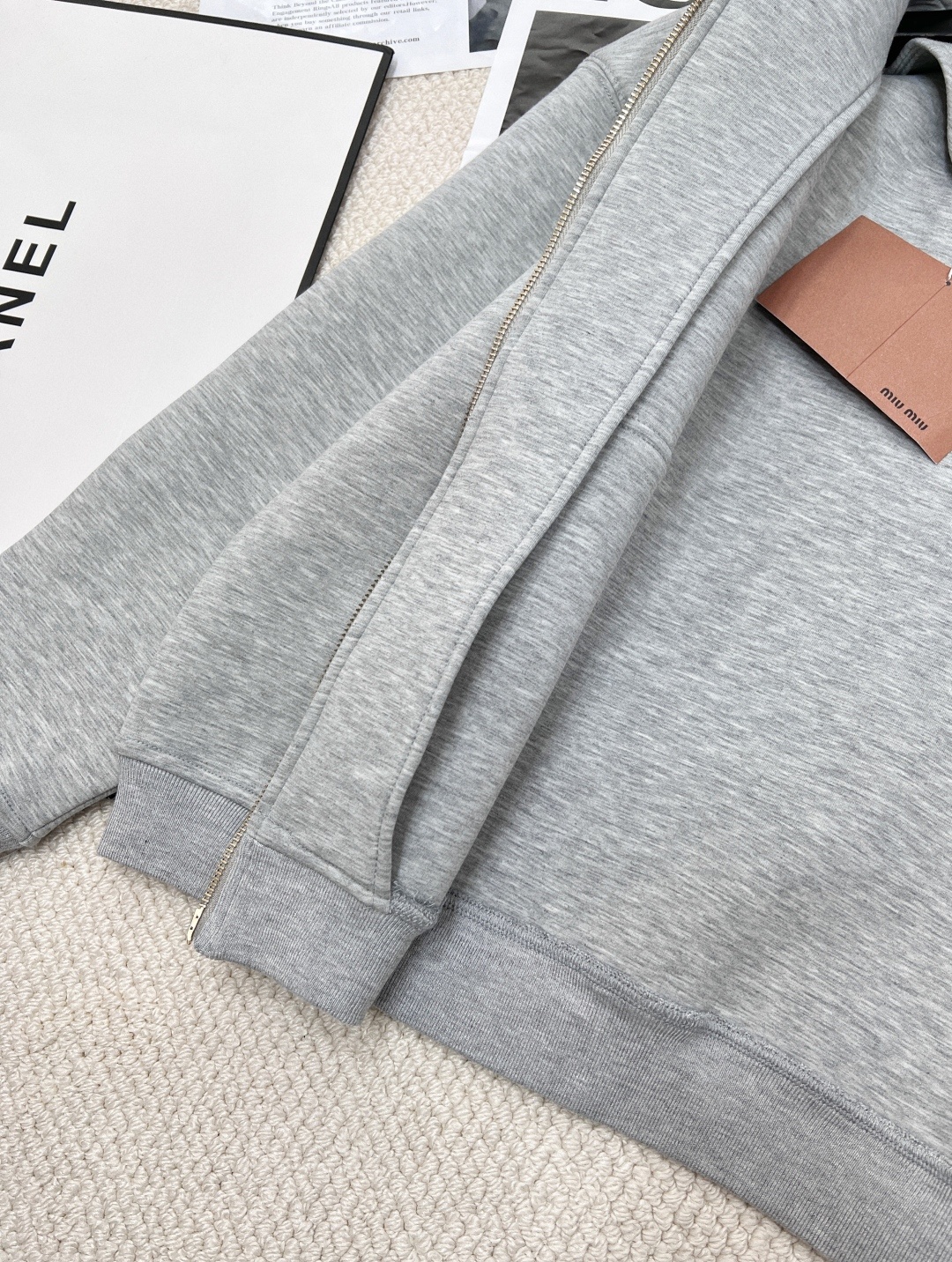 🆕MiuMiu太空棉连帽卫衣外套简单又精致!空气层自带廓形~简简单单就足够好看,空气层面料 有厚度 自带