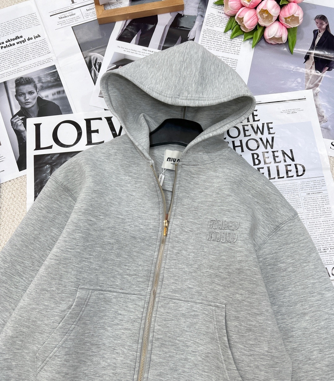 🆕MiuMiu太空棉连帽卫衣外套简单又精致!空气层自带廓形~简简单单就足够好看,空气层面料 有厚度 自带