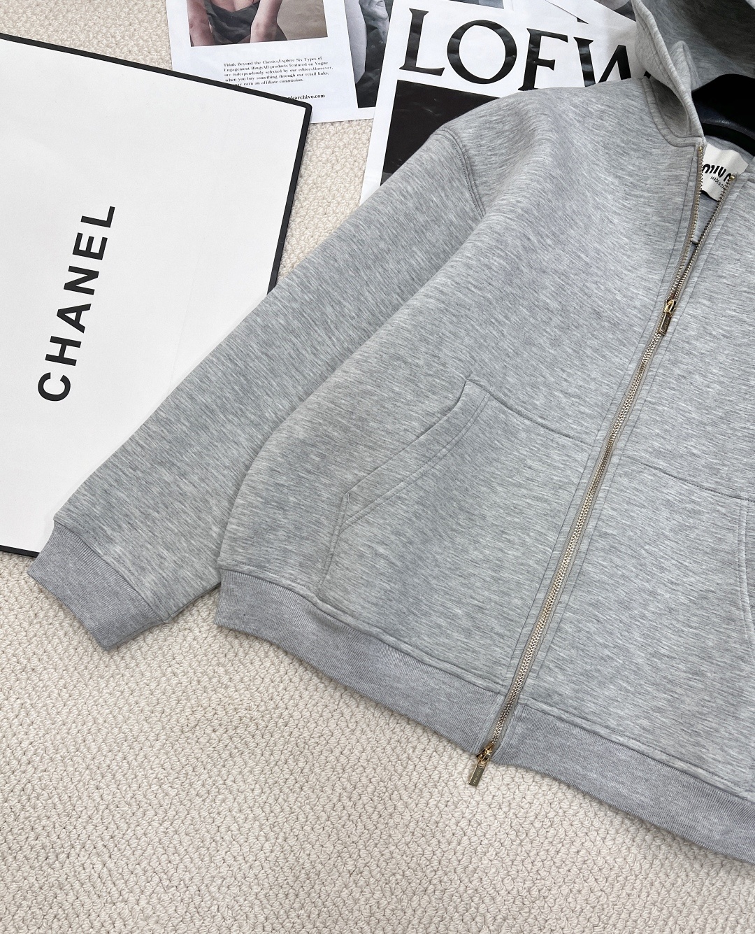 🆕MiuMiu太空棉连帽卫衣外套简单又精致!空气层自带廓形~简简单单就足够好看,空气层面料 有厚度 自带