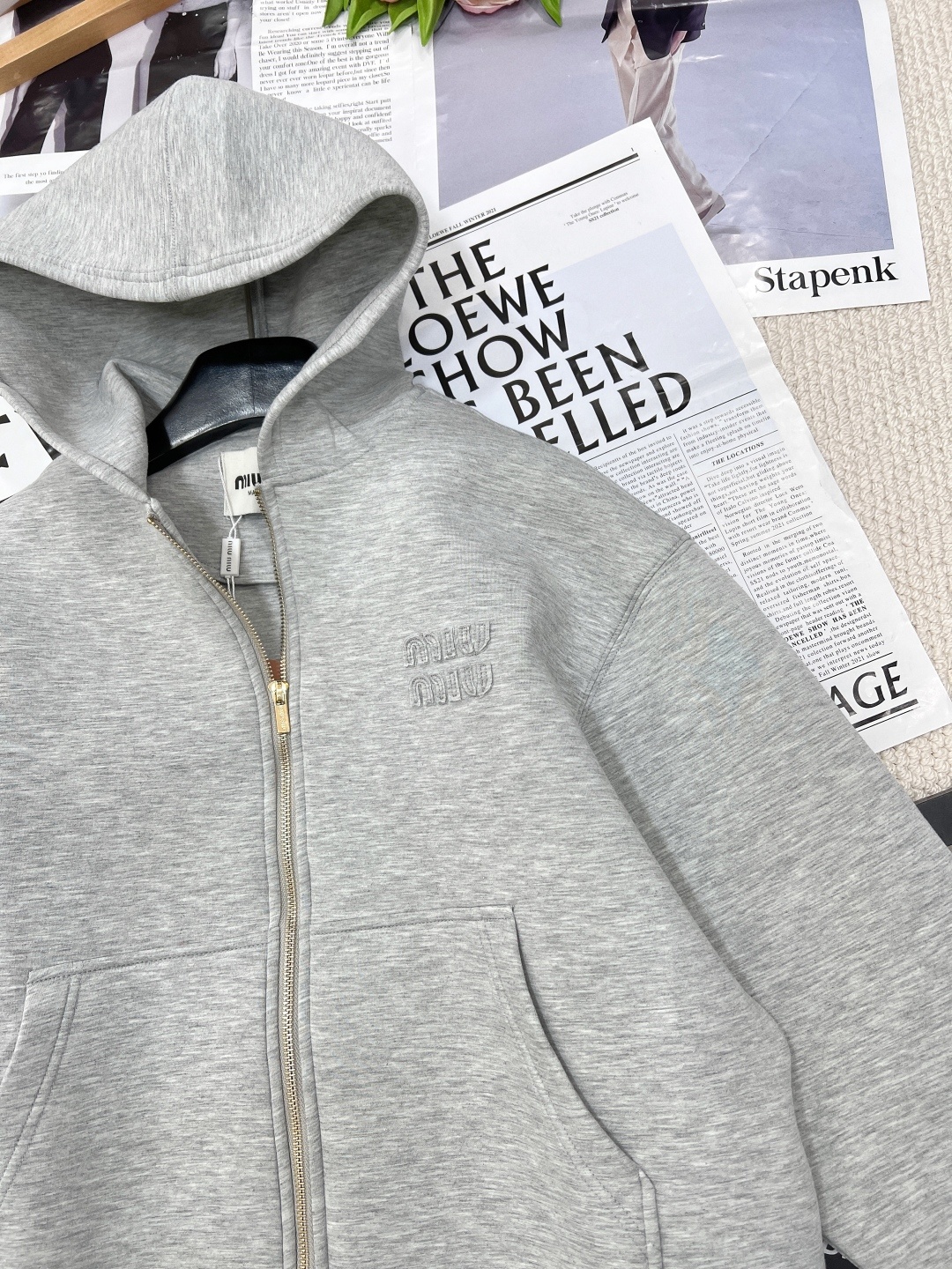 🆕MiuMiu太空棉连帽卫衣外套简单又精致!空气层自带廓形~简简单单就足够好看,空气层面料 有厚度 自带