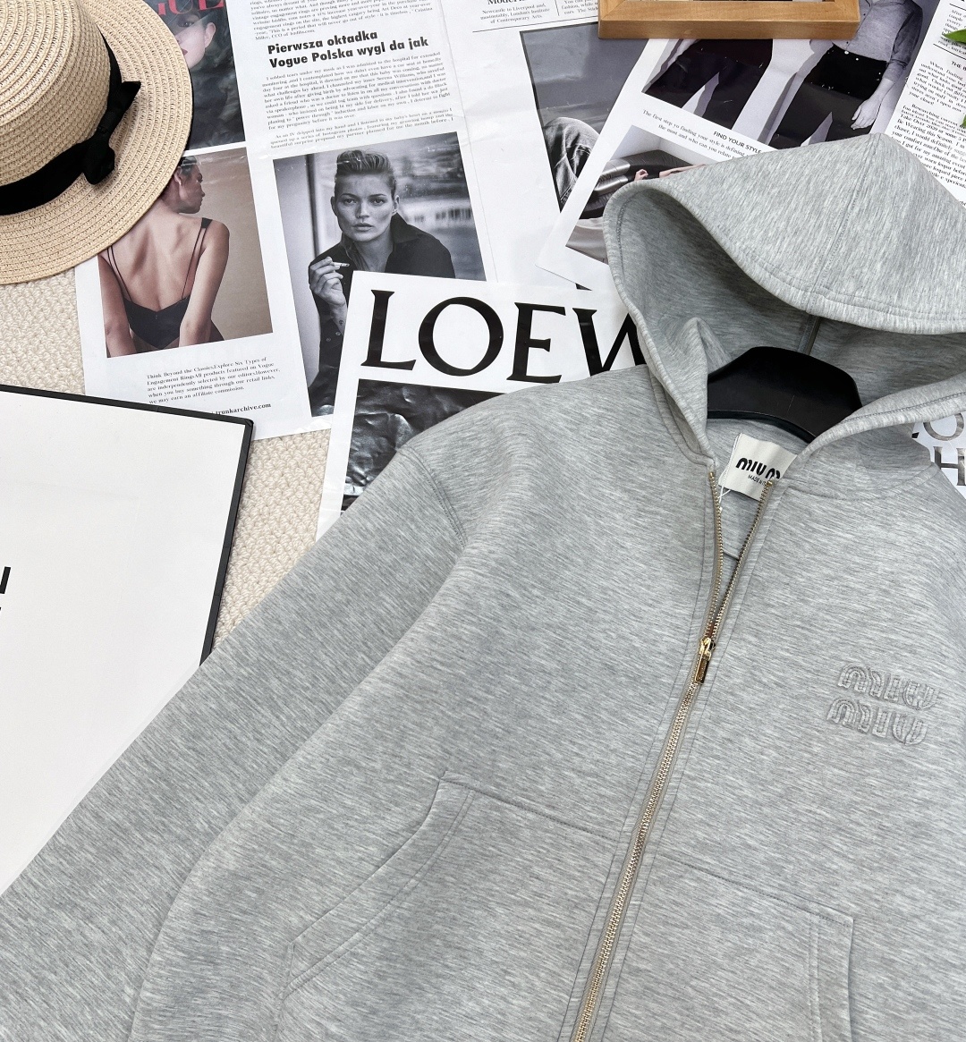 🆕MiuMiu太空棉连帽卫衣外套简单又精致!空气层自带廓形~简简单单就足够好看,空气层面料 有厚度 自带