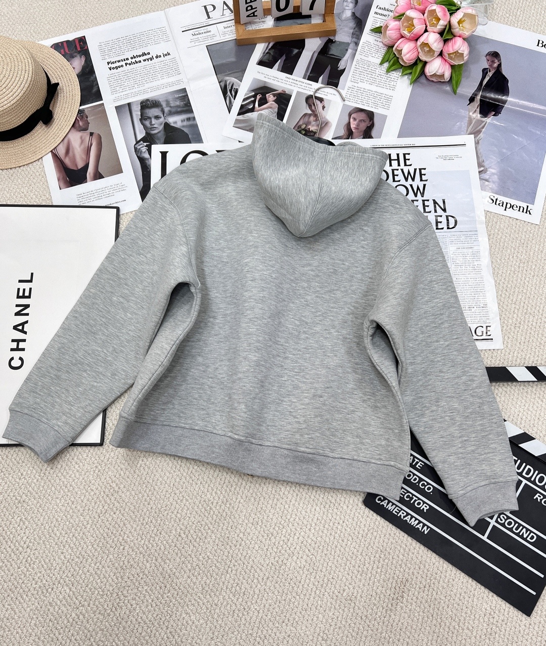 🆕MiuMiu太空棉连帽卫衣外套简单又精致!空气层自带廓形~简简单单就足够好看,空气层面料 有厚度 自带