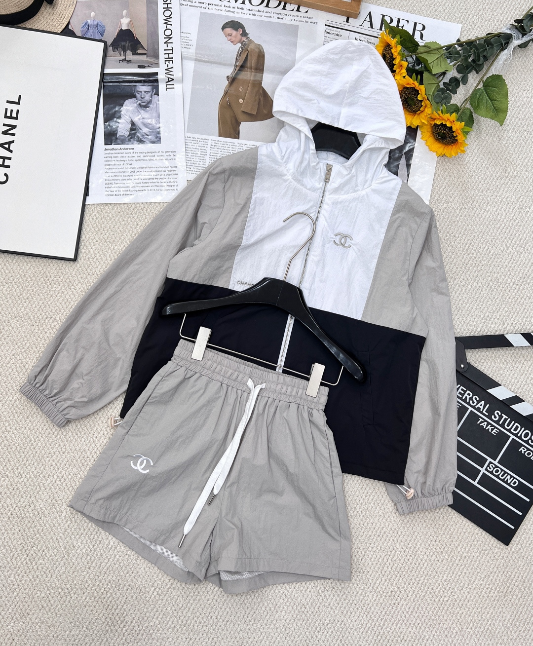 NO:610632,The new spring and summer Chanel small fragrance casual sports sun protection suit is a two-piece fashionable sports sun protection suit. The body is made of splicing design and three-dimensional letter embroidery, which increases the sense of style ~ full of design, and the whole body is harmonious. The shorts are high-waisted and elastic, modifying the waist, and adapting to the waist size. The zipper sun protection jacket is made of a loose version, covering the flesh and making you slim~ The shorts are designed with pockets, easy to carry. This set saves a lot of matching worries when going out, and is relaxed and stylish!  The material is light and thin, maintaining the comfort of the upper body. The contrasting color design, rich layering, simple and elegant, looks good when worn. If you don’t want to dress up too much when you go out every day, a simple jacket + shorts + sunglasses will be fine!  A set of two colors for a sporty young girl. Size SML code X, chanel, shorts, jackets & coats, alexander wang19860909春夏新款 Chanel 小香风休闲运动防晒套装 重磅时尚运动防晒衣套装两件套 衣身上做有拼接设计加上立体字母刺绣,增加造型感~设计感十足,整身搭配狠和谐 短裤高腰松紧,修饰腰身,自适应腰围大小 拉链防晒外套是做了宽松的一个版型,遮肉显瘦~ 短裤做有口袋设计,方便携带 这样一套出门省去不少搭配烦恼,轻松又有腔调感！材质轻薄,保持着上身的舒适感 撞色设计,层次感丰富,简洁大气,穿起来就很好看 日常出门不想过多装扮,简单的外套＋短裤＋墨镜就ok了！运动风十足的青春少女呀两色一套出 尺码sml 编码X,,chanel,shorts,jackets & coats,alexander wang,Women's clothing